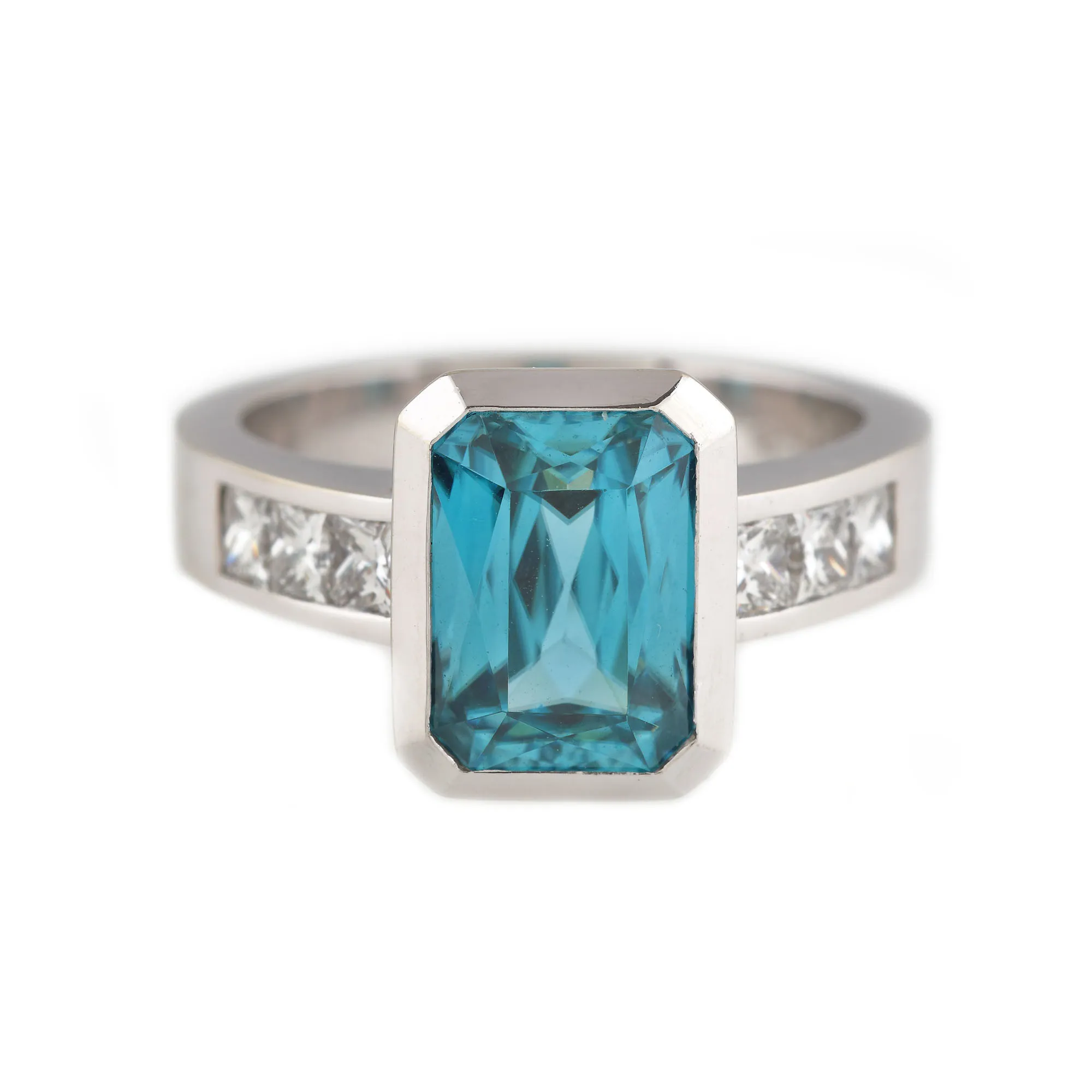 Inel din aur alb, decorat cu zircon bleu și diamante alăturate