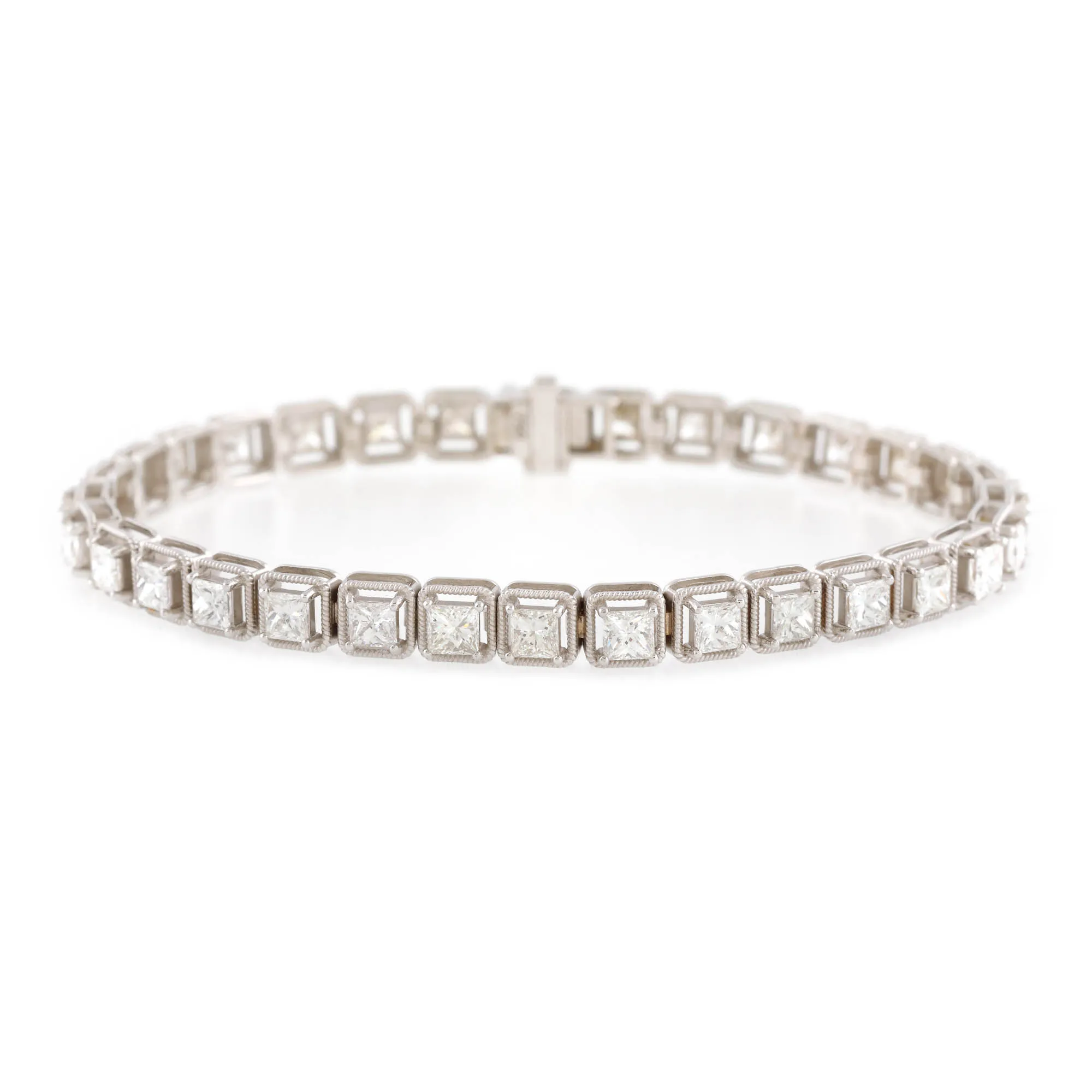 White gold bracelet decorated with princess cut diamonds