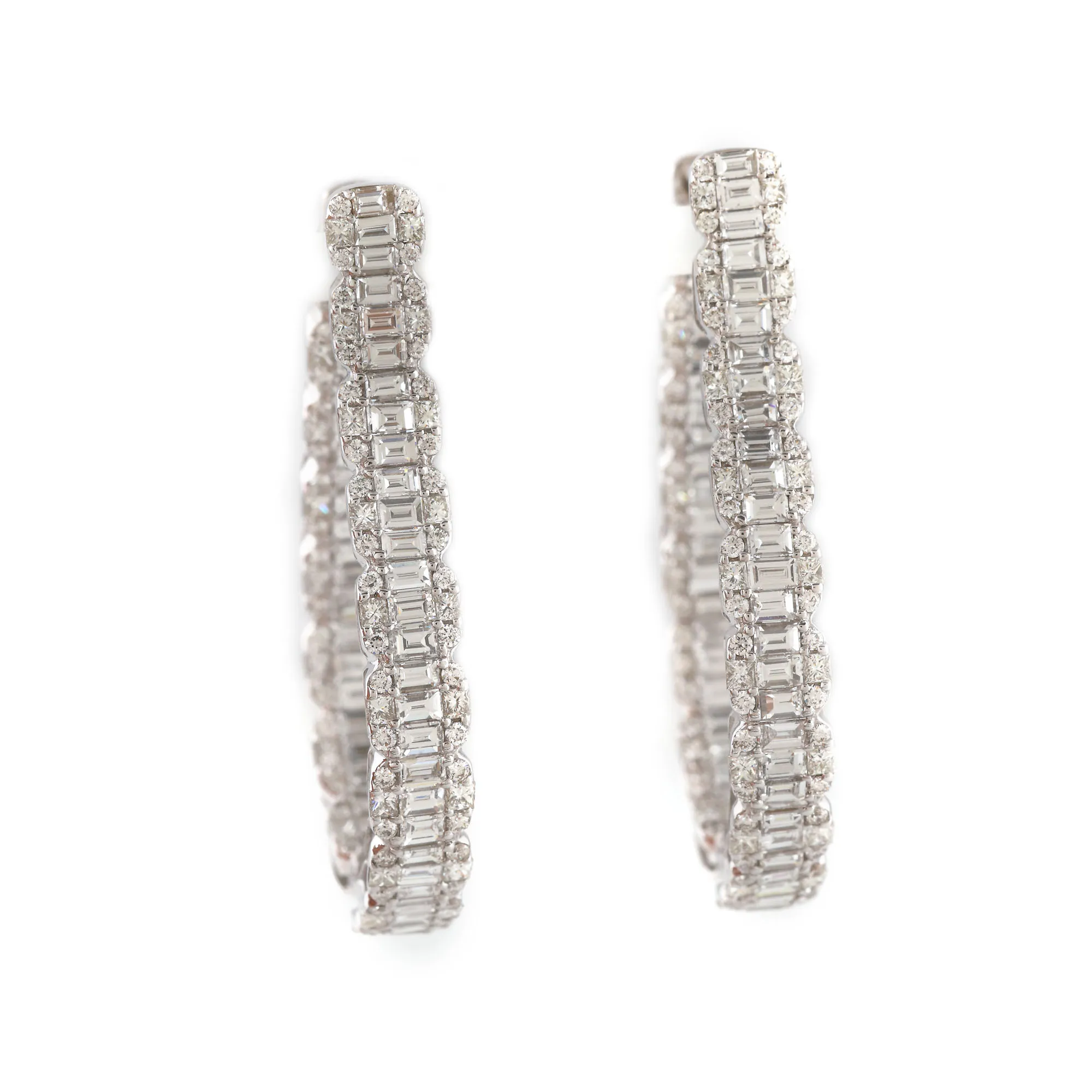 Pair of white gold earrings decorated with diamonds