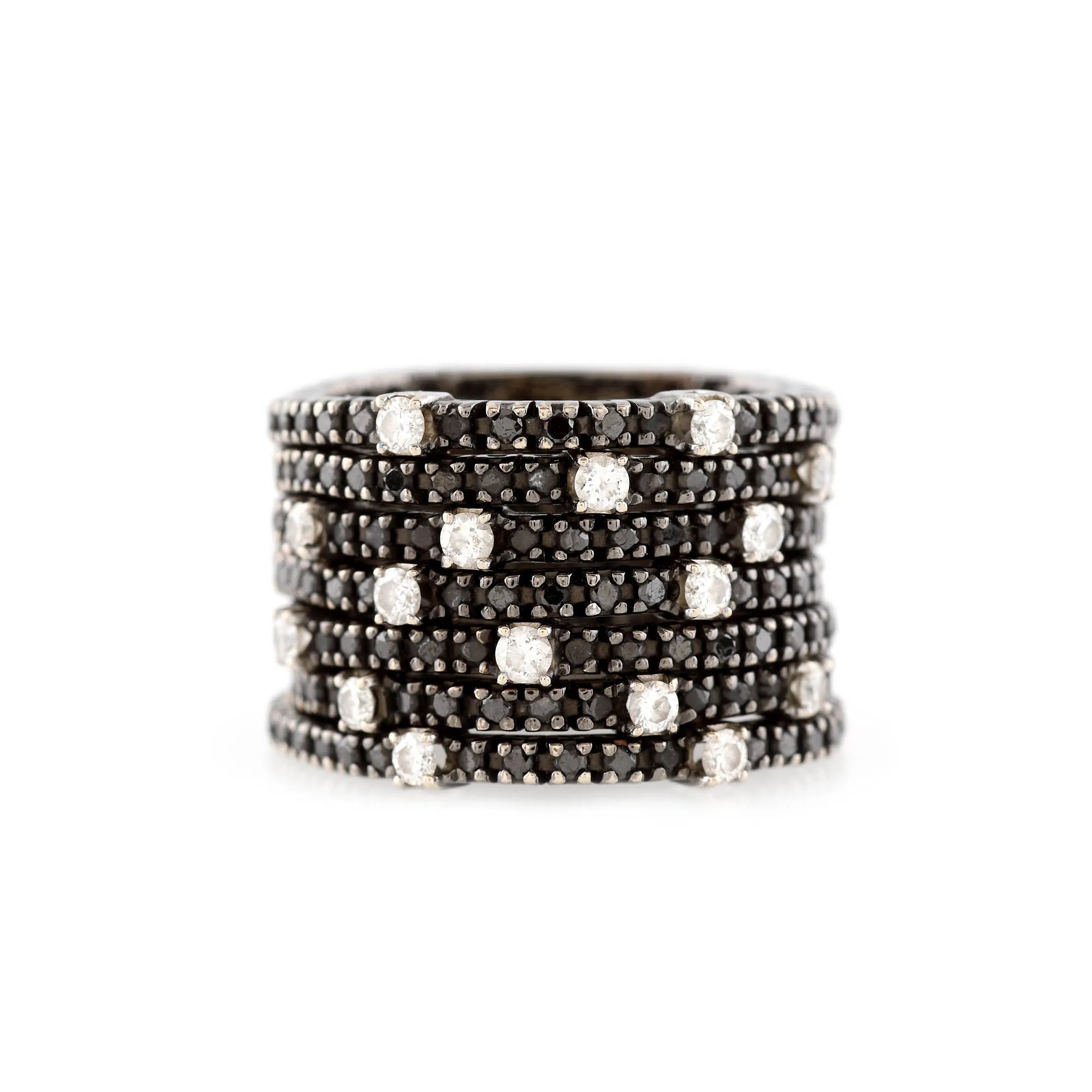 Interesting white gold ring plated, decorated with white and black diamonds