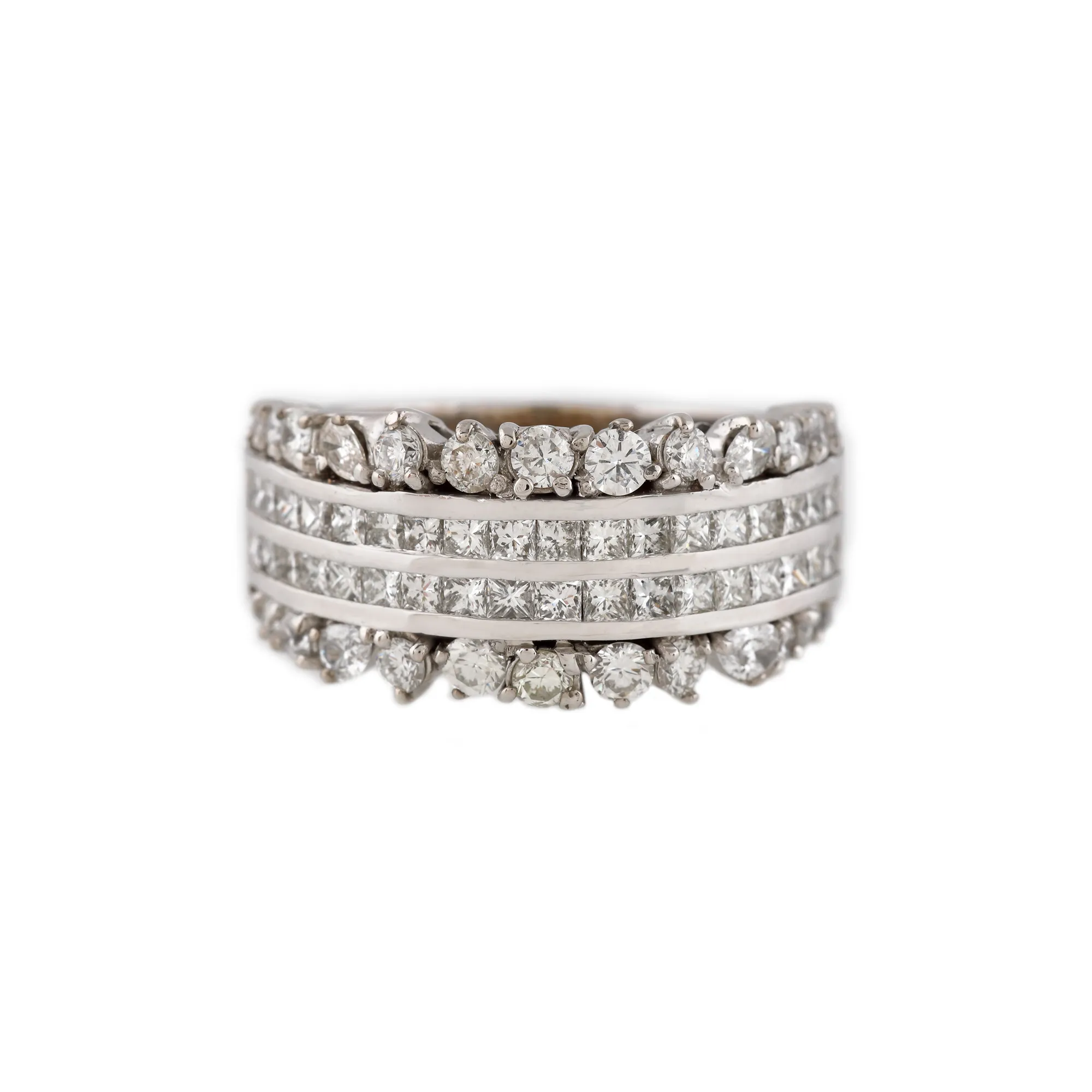 White gold ring, decorated with four rows of diamonds