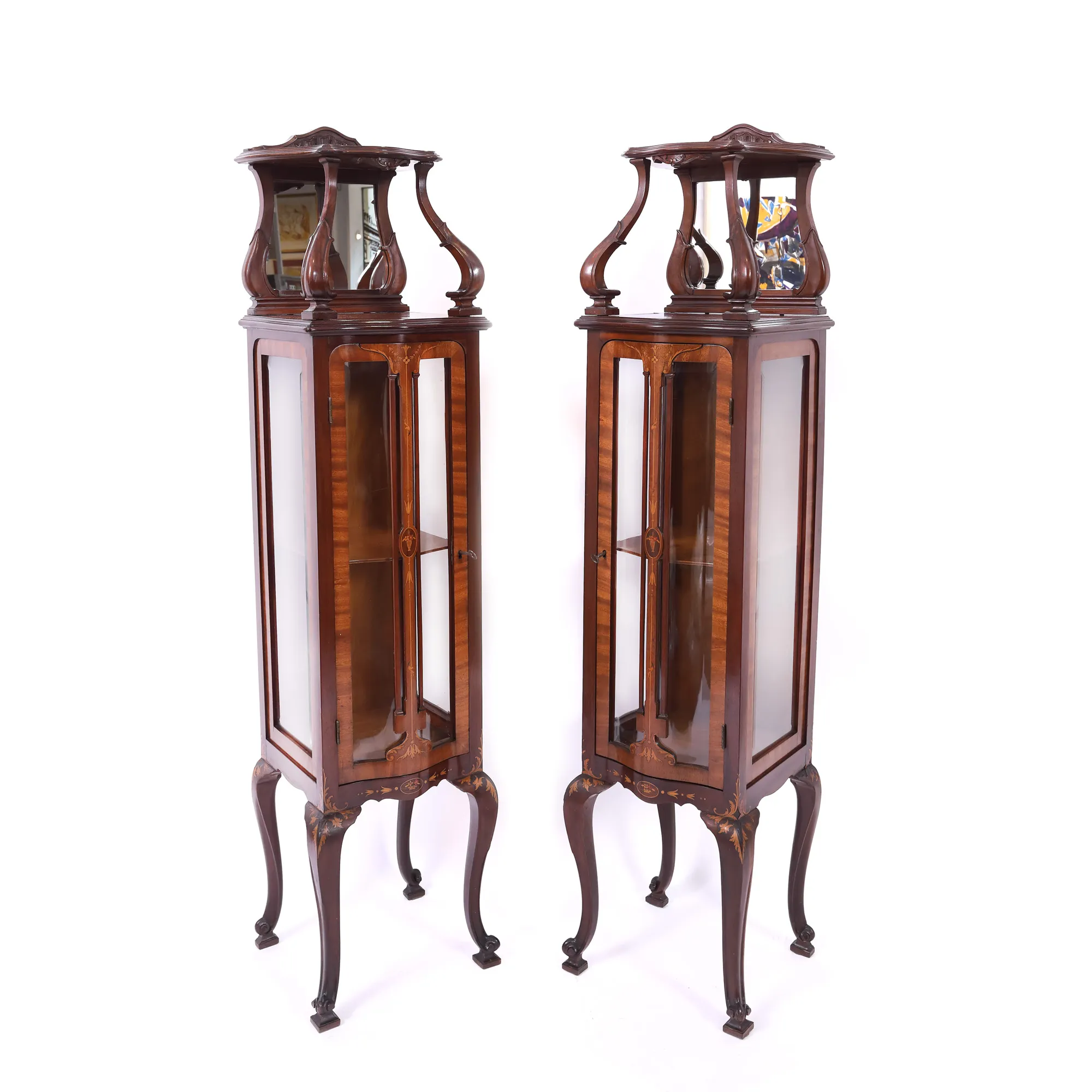 Pereche de vitrine Neo-Rococo, din lemn, decorată cu elemente florale intarsiate, cca. 1890