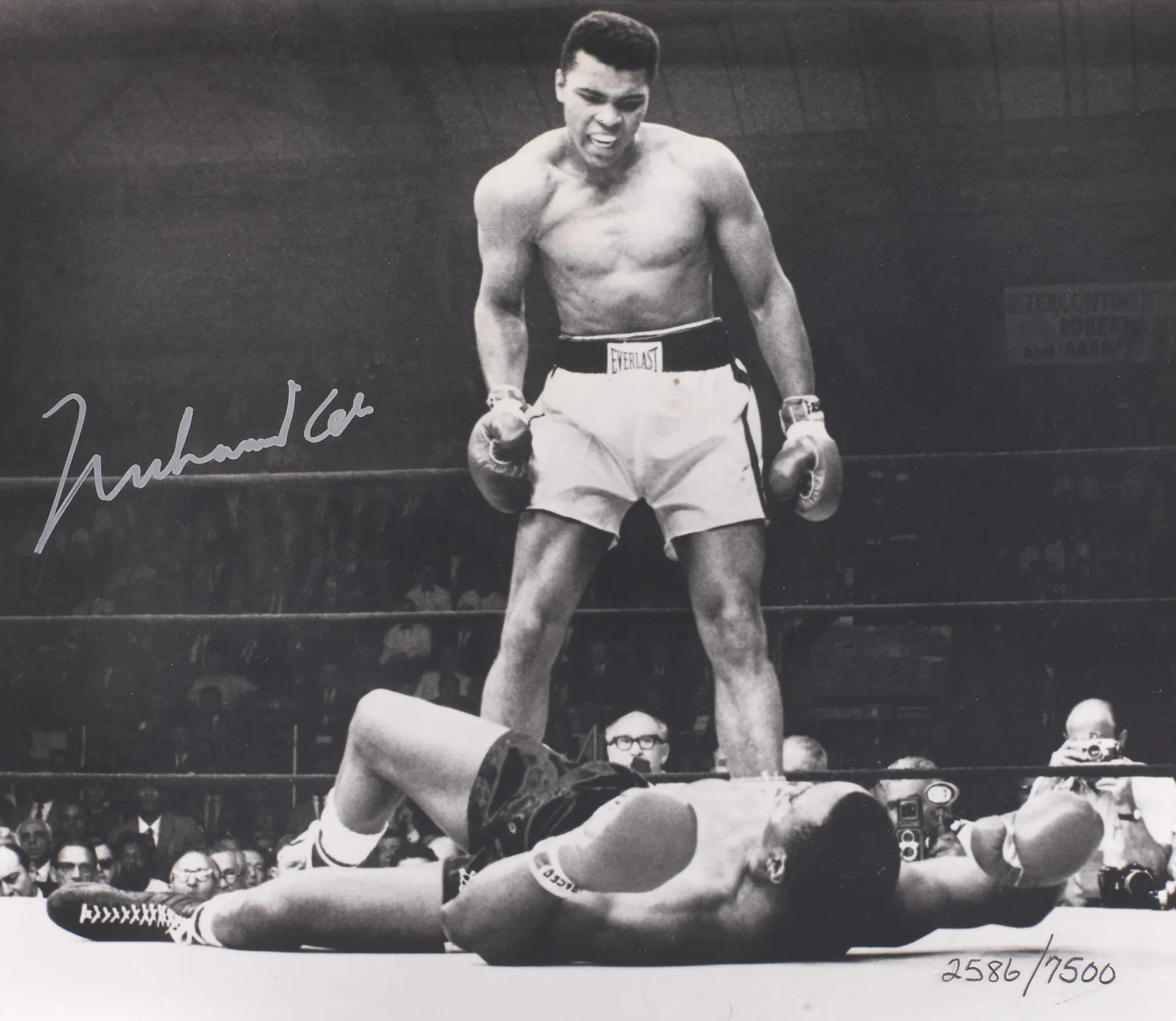 Fotografie ilustrându-l pe celebrul Muhammad Ali, cu semnătura olografă a boxerului