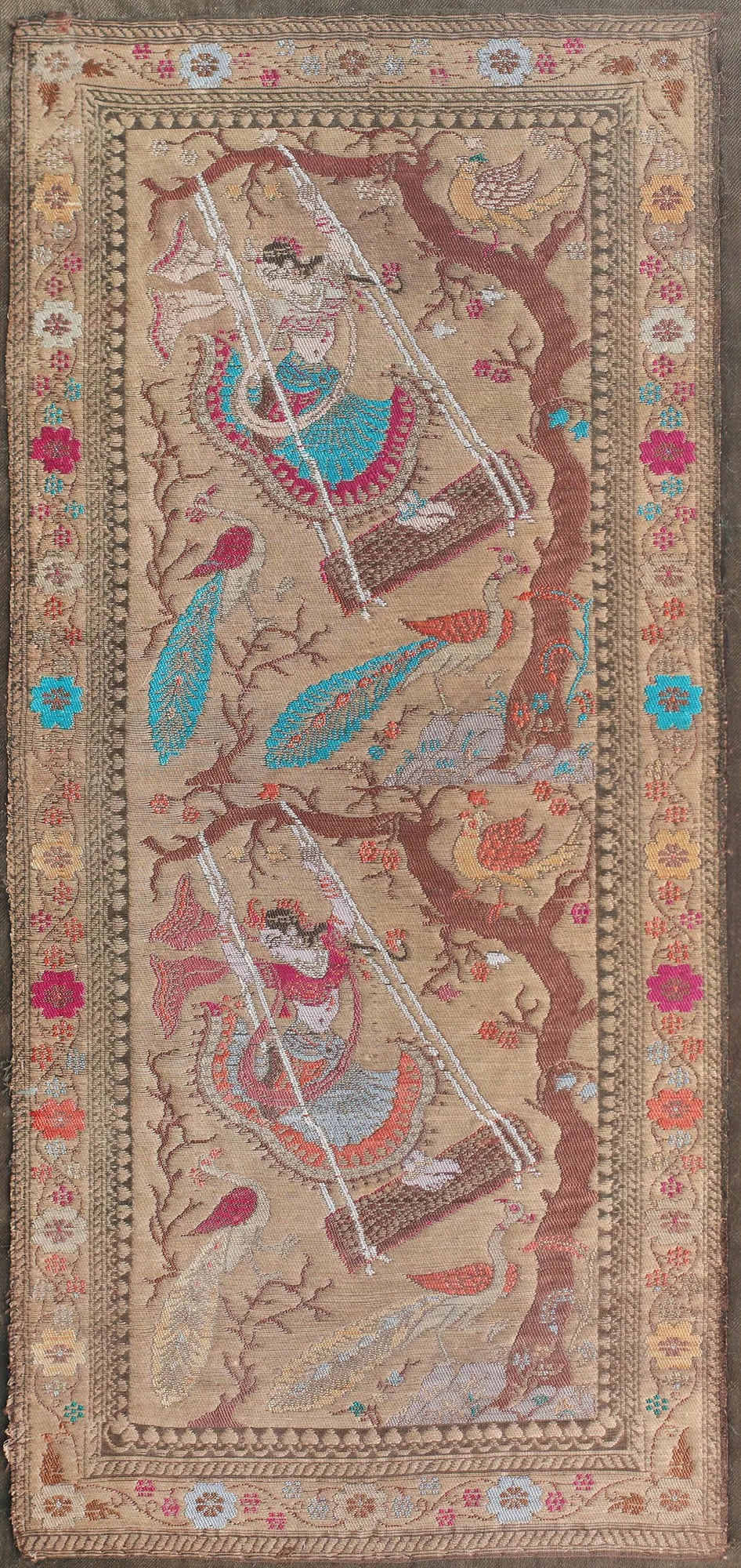 Tapiserie brodată, din mătase, ilustrând dansatoare și păuni, motive asociate zeului Krishna, India, mijlocul sec. XX