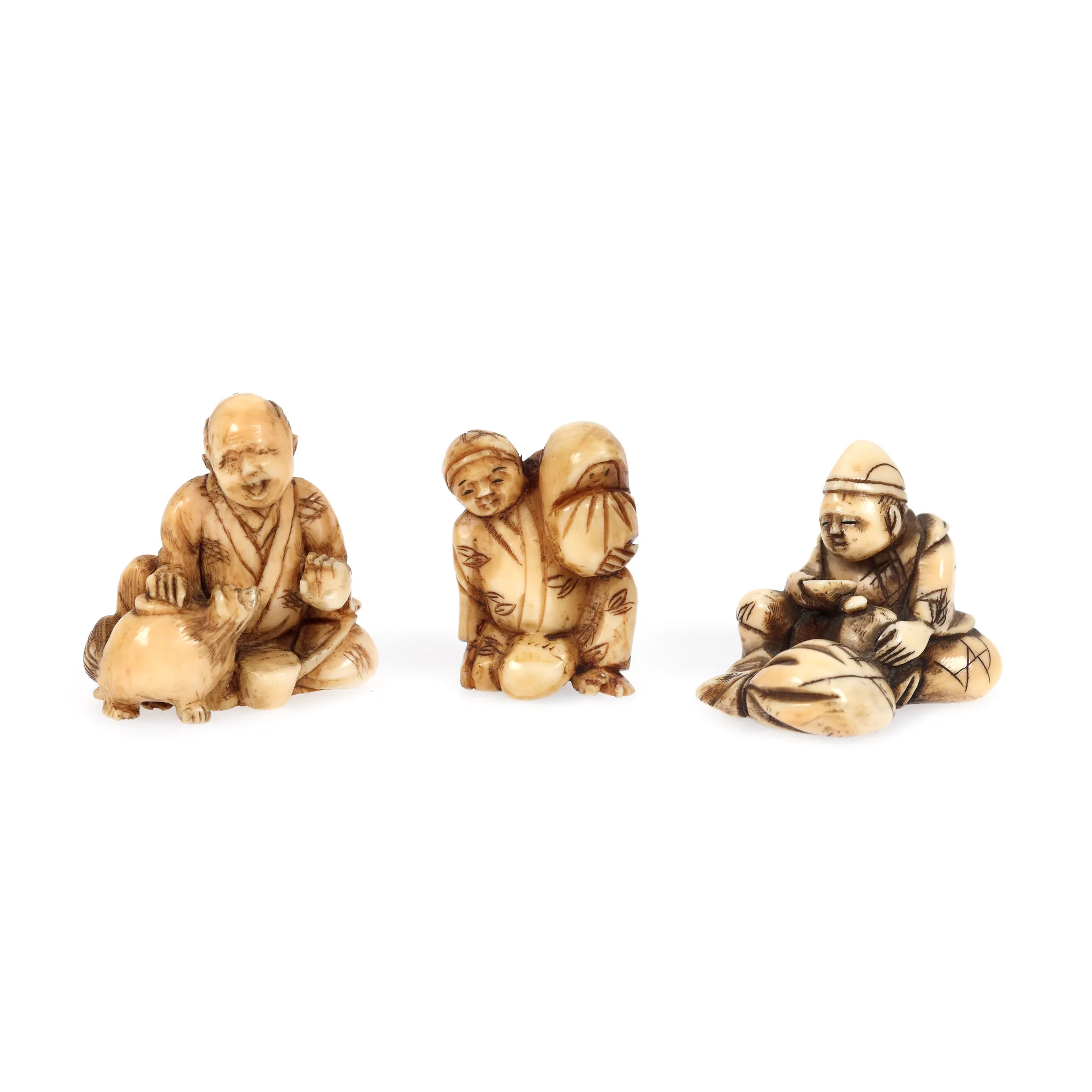 Lot format din trei netsuke, reprezentând un crescător de animale, un bărbat ținând un copil în brațe și un cărturar specialist în Kampō (medicină tradițională),  Japonia, a doua jumătate a sec. XIX
