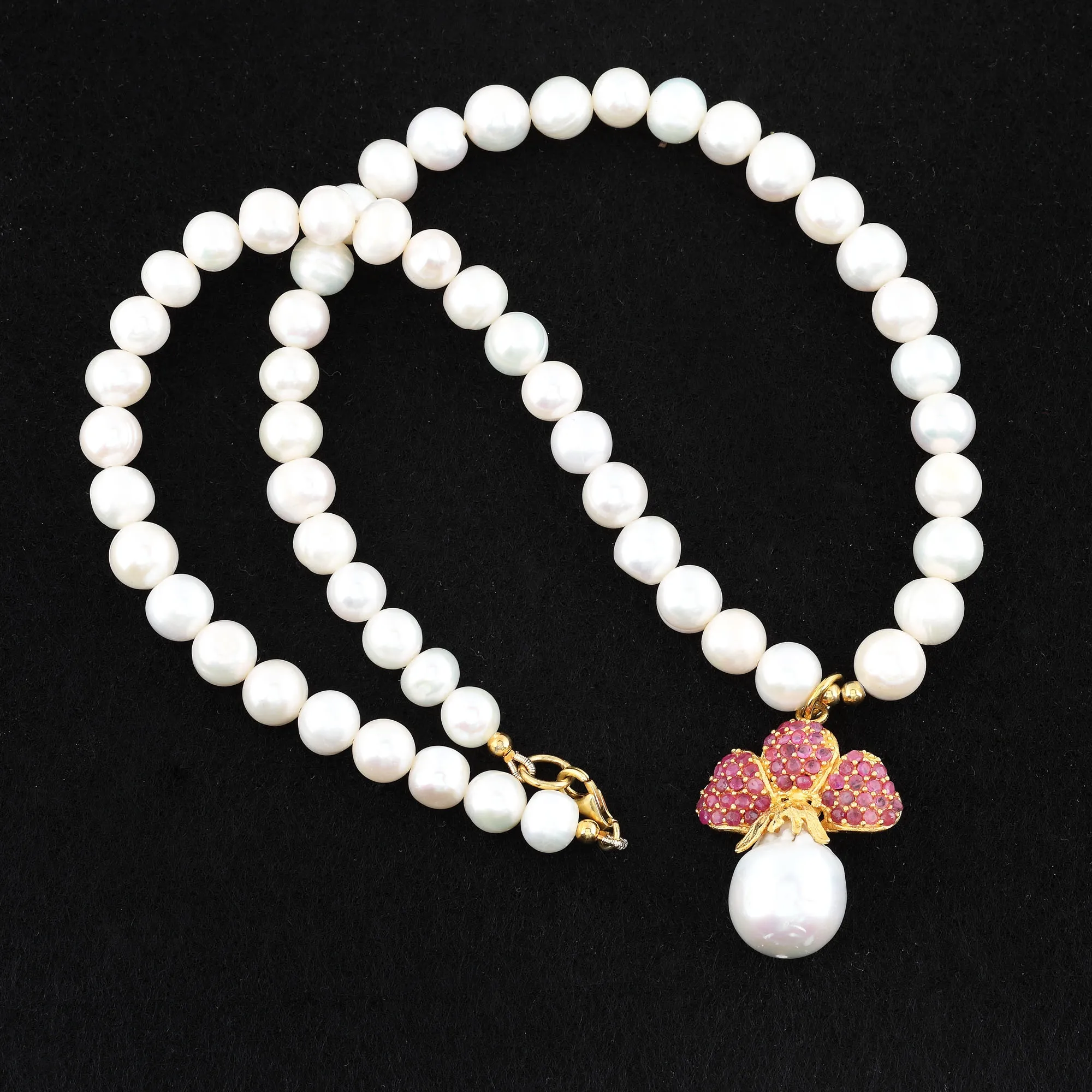 Necklace of pearls and gilded silver, decorated with rubies