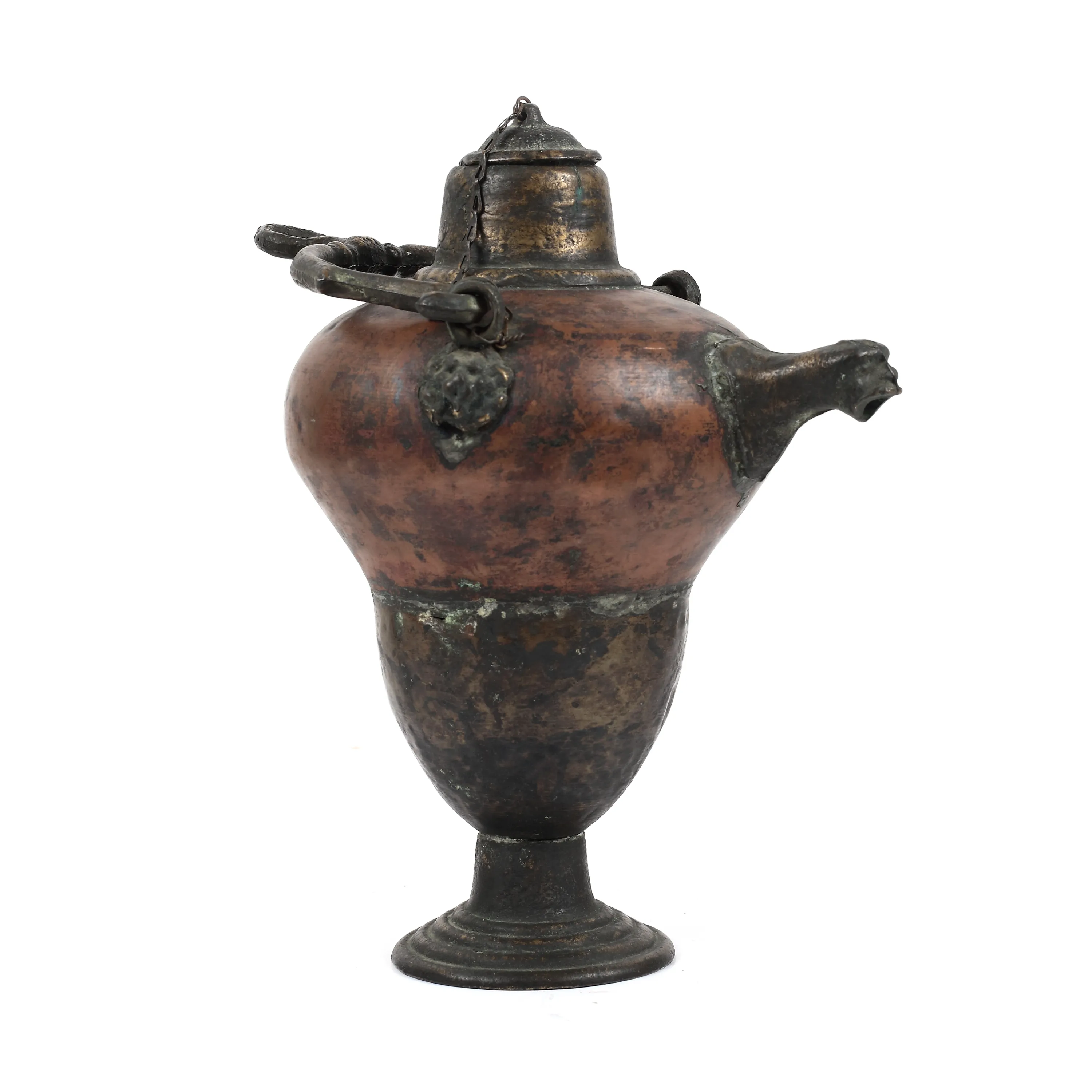 Rară cană Haute Epoque din bronz și cupru, pentru apă. decorată cu efigii de lei și himeră, executat manual, începutul sec. XVI