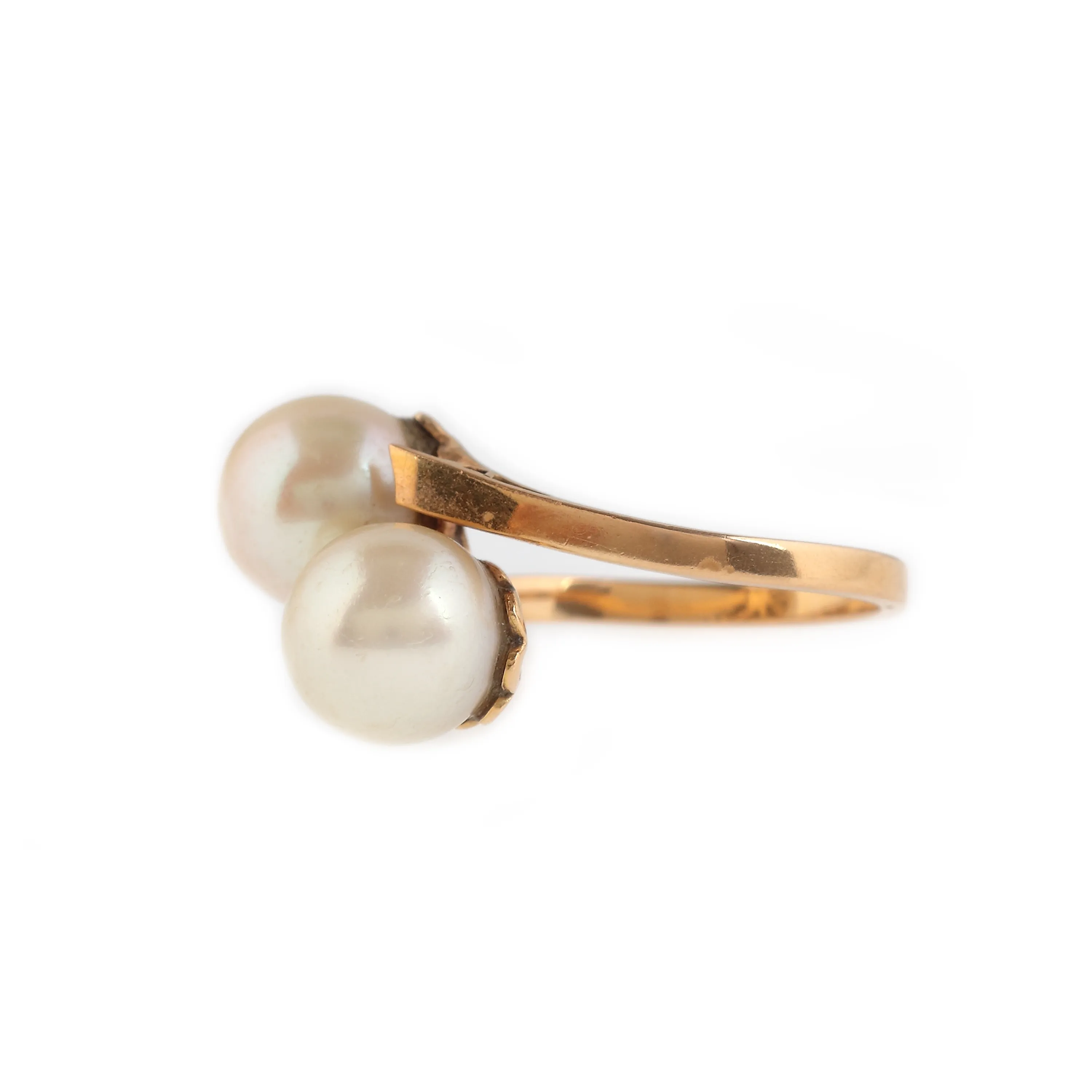 Gold ring decorated with two pearls