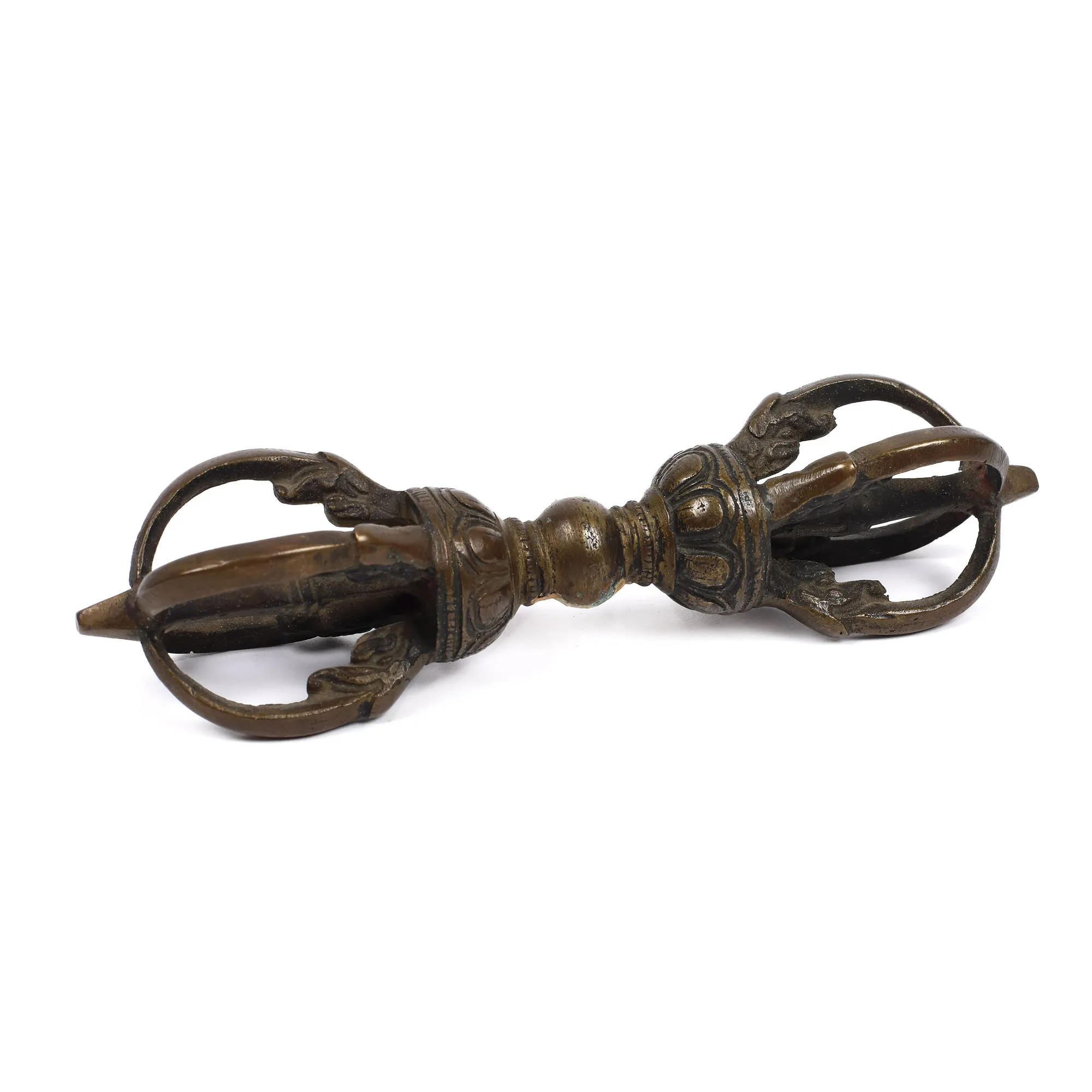 Vajra din bronz, obiect ritualic folosit în cadrul ceremoniilor lamaiste, simbolizând puterea și indestructibilitatea, Tibet, sec. XV-XVIII, provine din colecția Dr. Roth-Nicolau