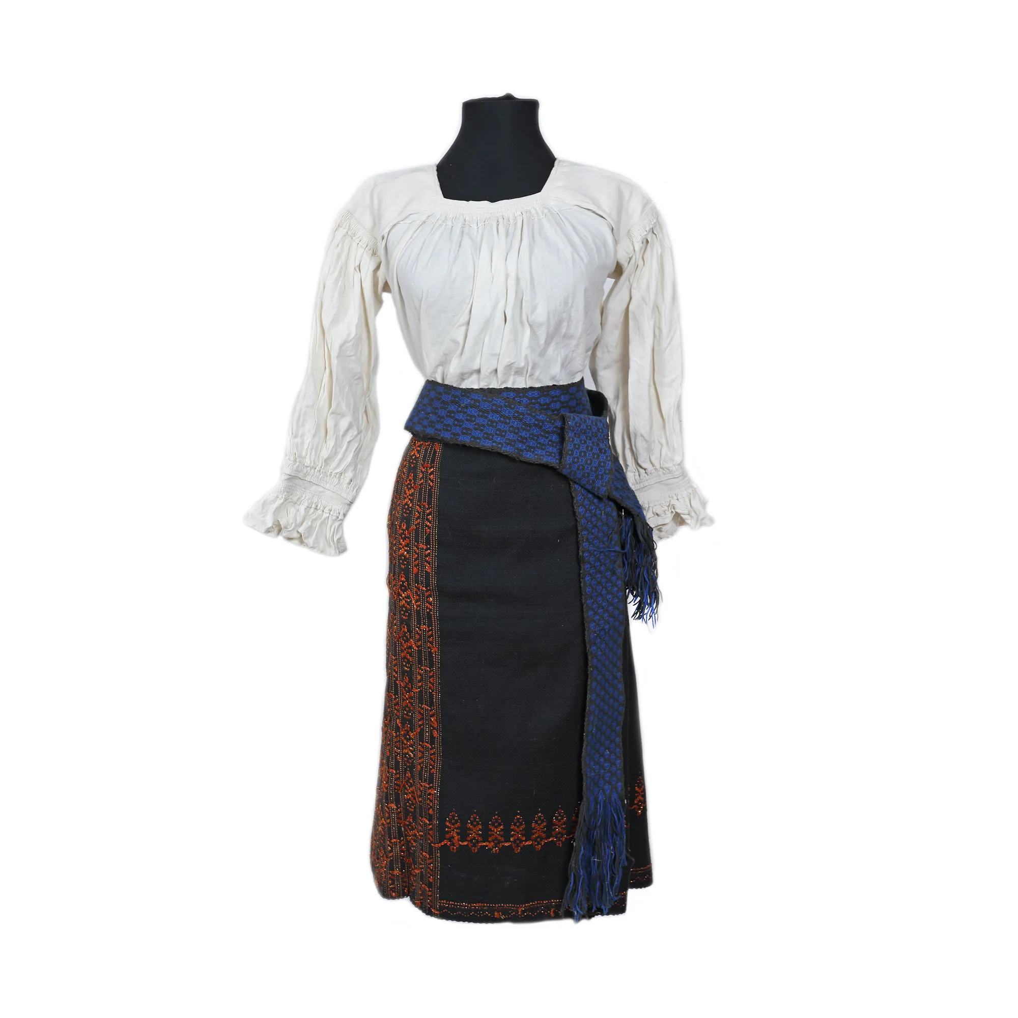 Costum popular alcătuit din ie de Maramureș, fotă și brâu reprezentative pentru zona Argeș, prima jumătate a sec. XX