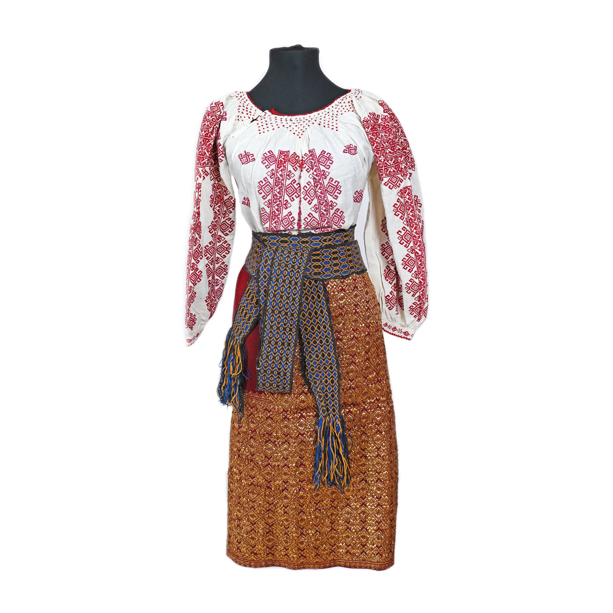 Costum popular alcătuit din ie, fotă și brâu, reprezentativ pentru zona Argeș, prima jumătate a sec. XX