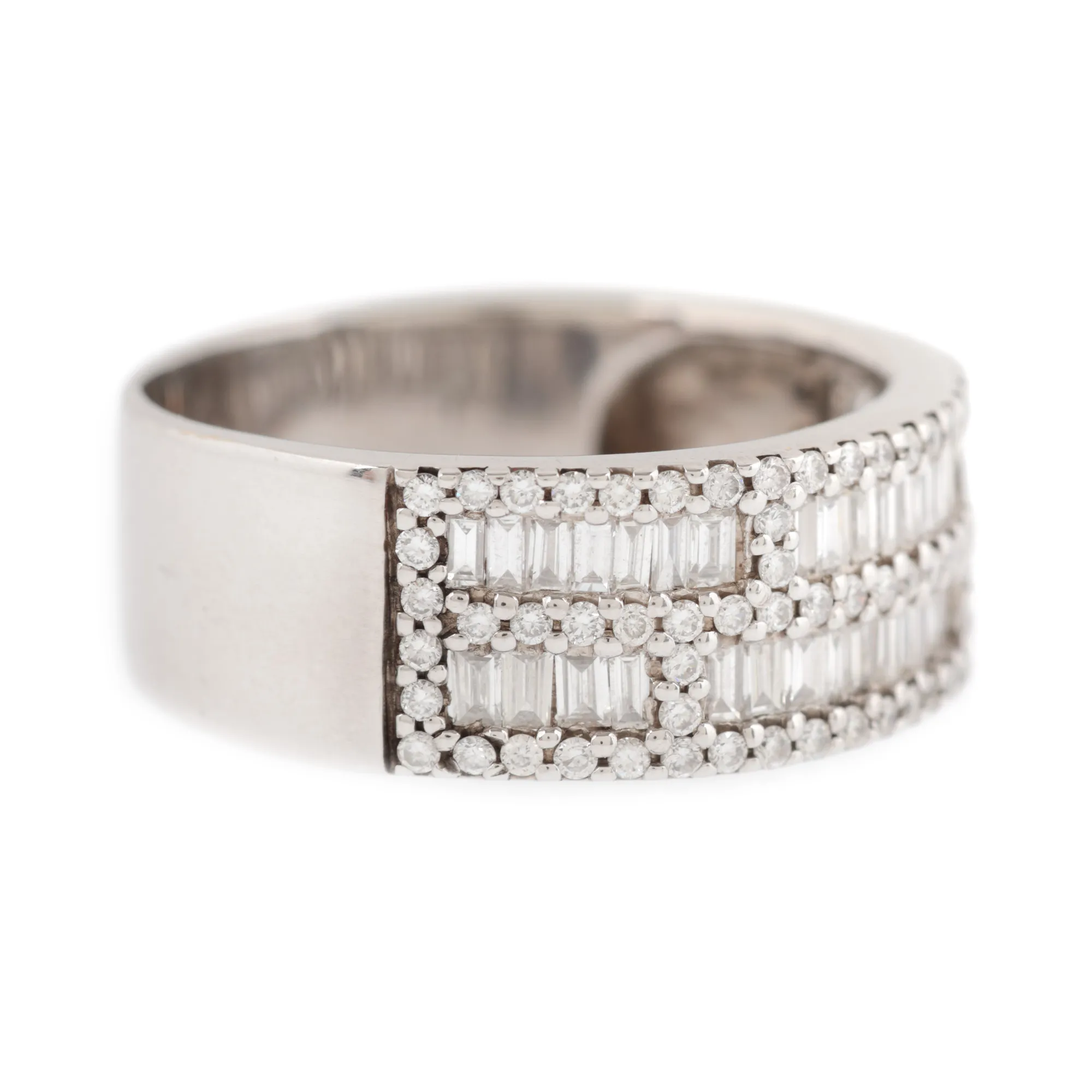 White gold ring decorated with diamond arrangements, accompanied by AIG gemological certificate