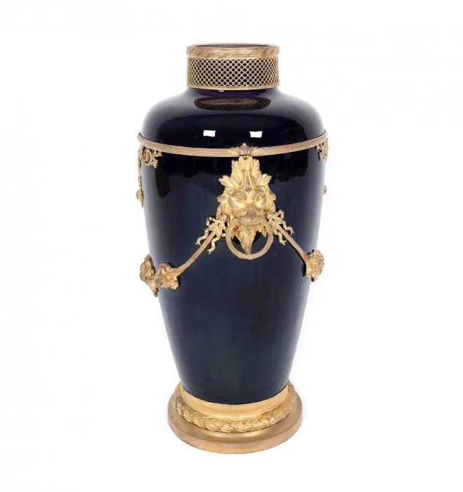Vas din porțelan tip Sèvres, design posibil Paul Milet, ornat cu capete de lei și ghirlande, cca. 1920