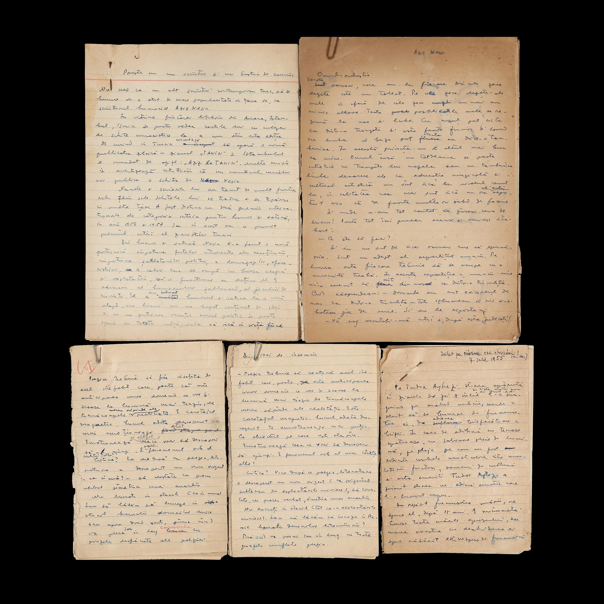 Lot format din cinci manuscrise ”Din 1001 de insomnii”, ”Poveste cu un scriitor și un baston de cauciuc”, ”Idei despre poezie”, ”Despre Tudor Arghezi” și ”Omul-orchestră”, de Stephan Roll, cca. 1953, provine din colecția familiei Stephan Roll și Medi Dinu (36 file)