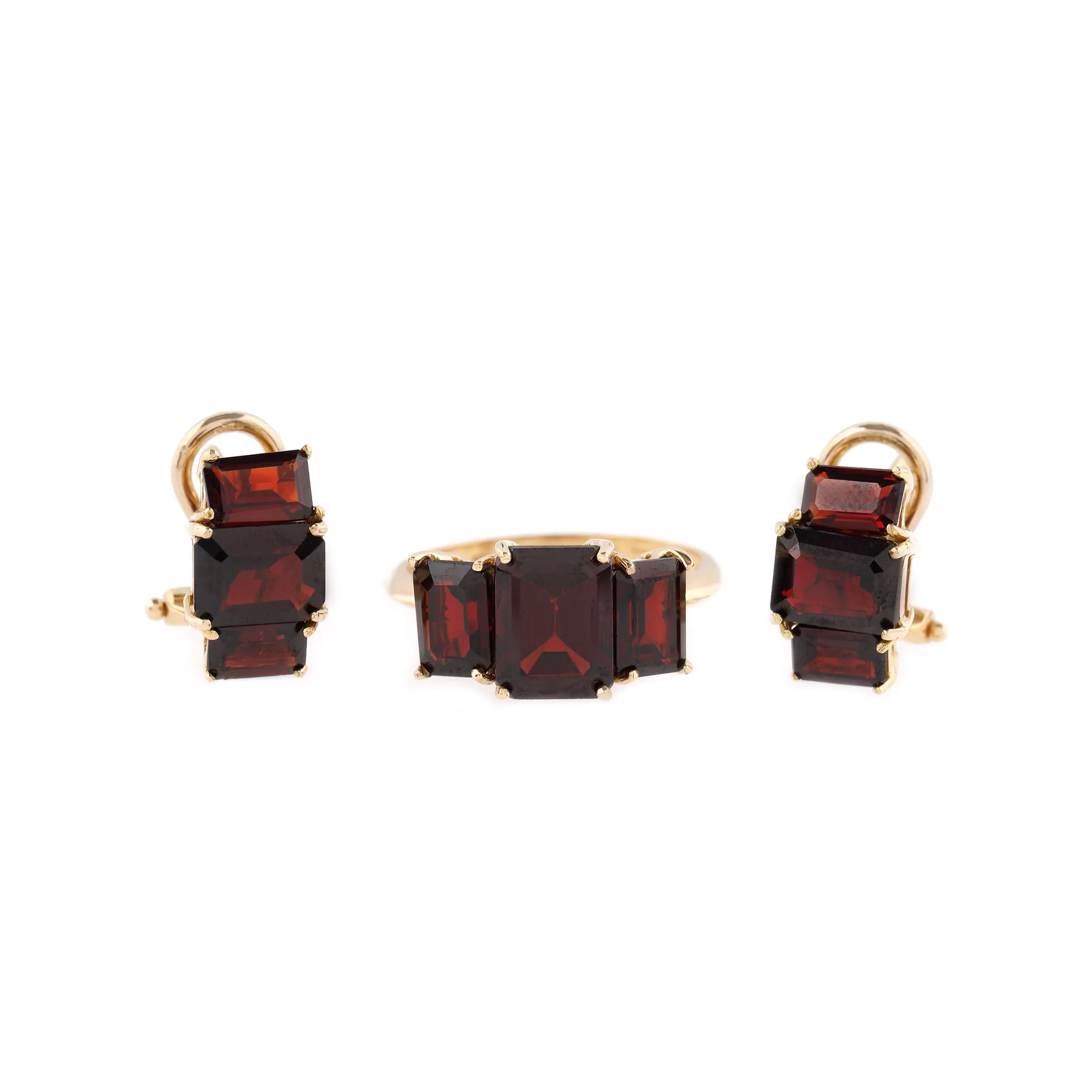 Gold set, consisting of ring and pair of earrings, decorated with garnets