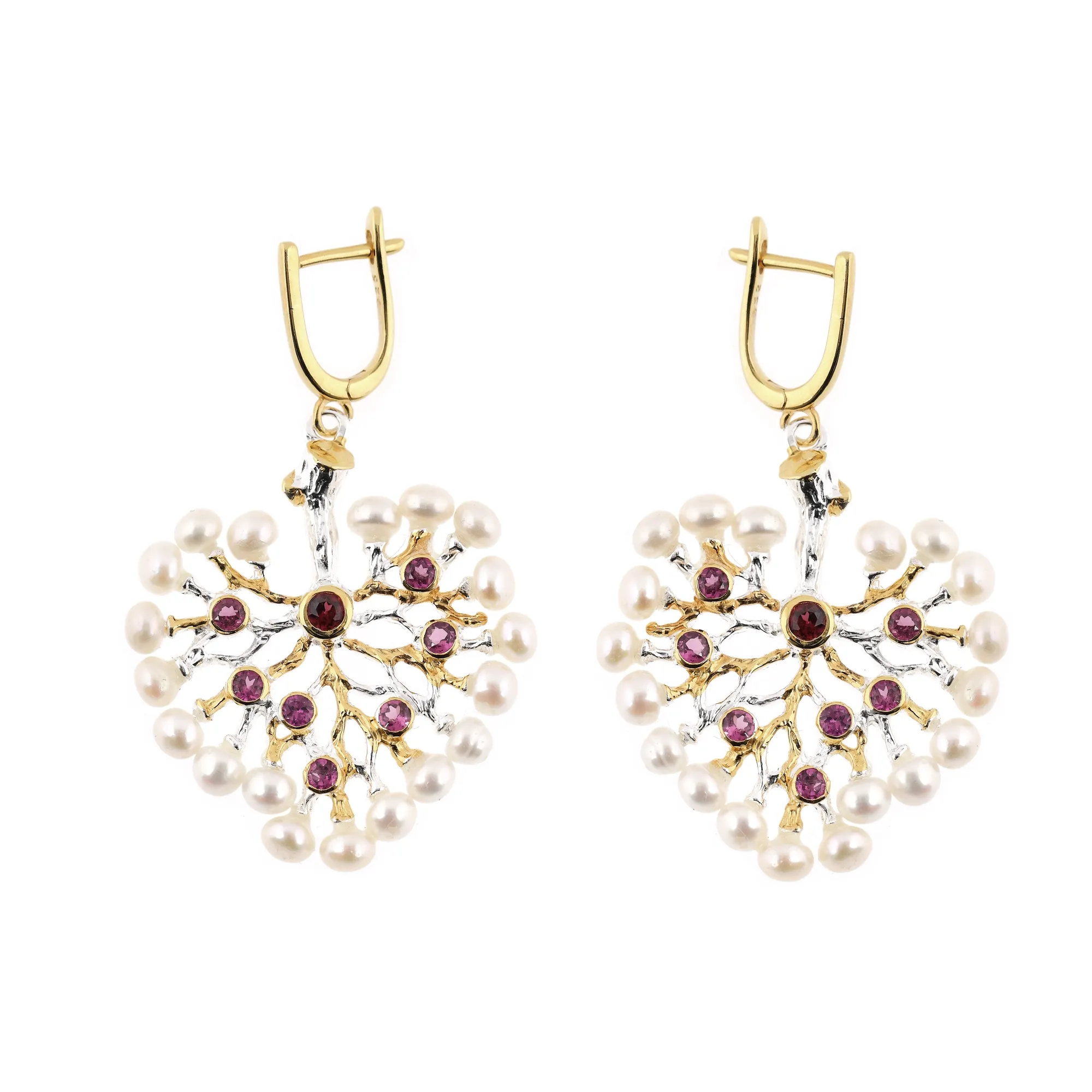 Pair of silver earrings plated with gold, decorated with pearls and rhodolite