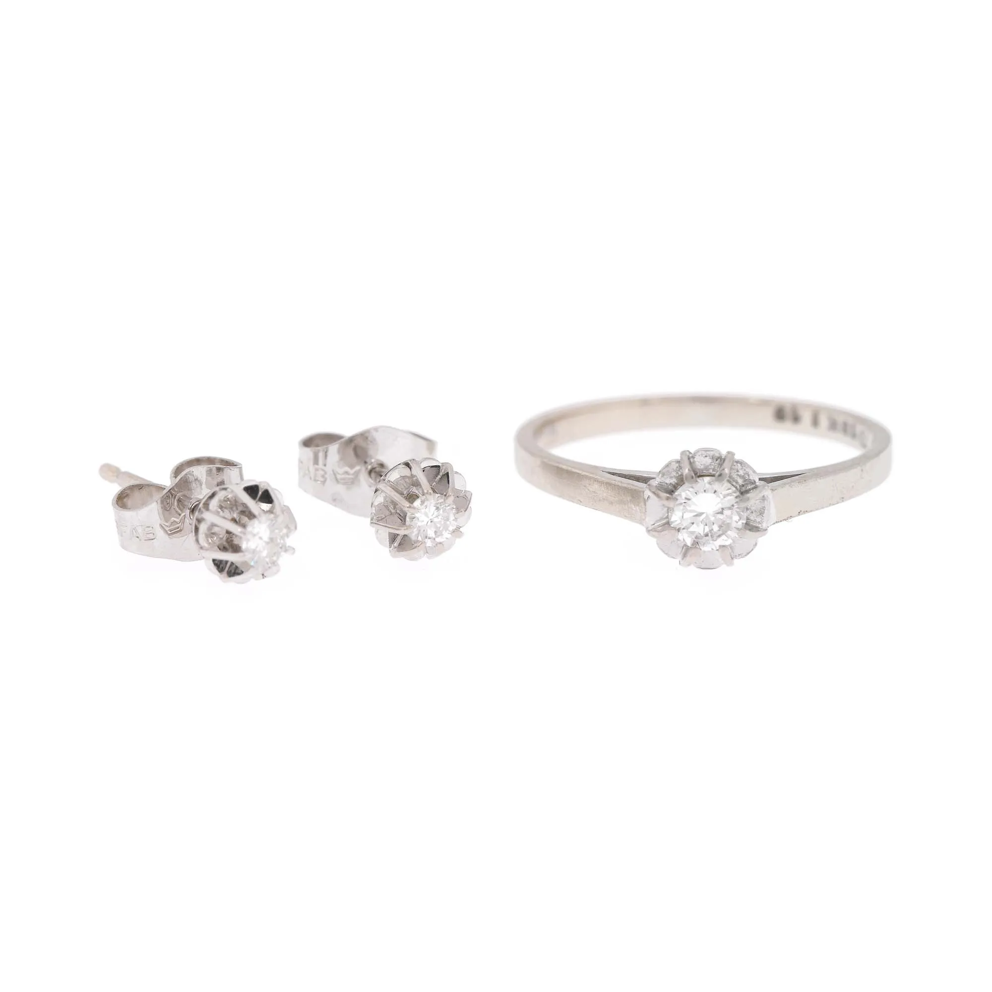 White gold set, consisting of a pair of earrings and a ring