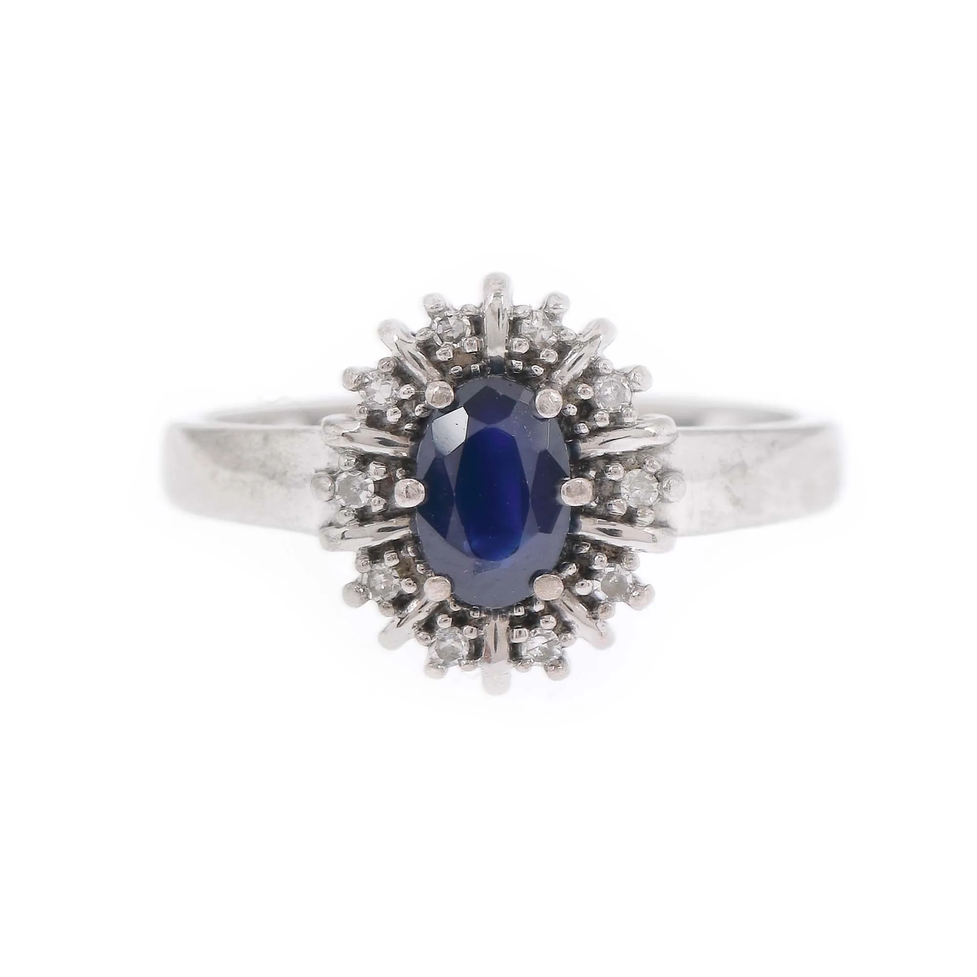 White gold ring decorated with sapphire and diamonds