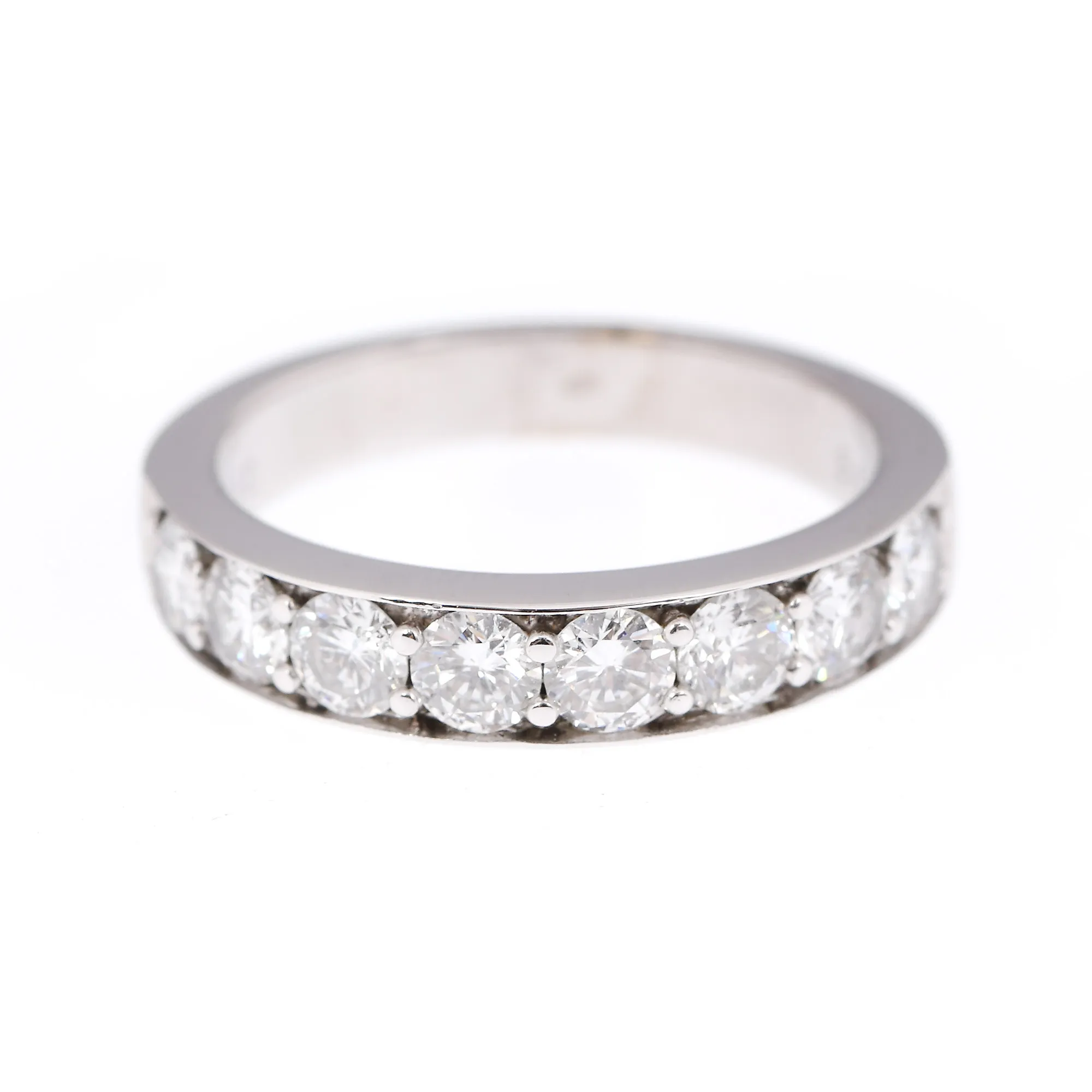 White gold ring, decorated with brilliant cut diamonds