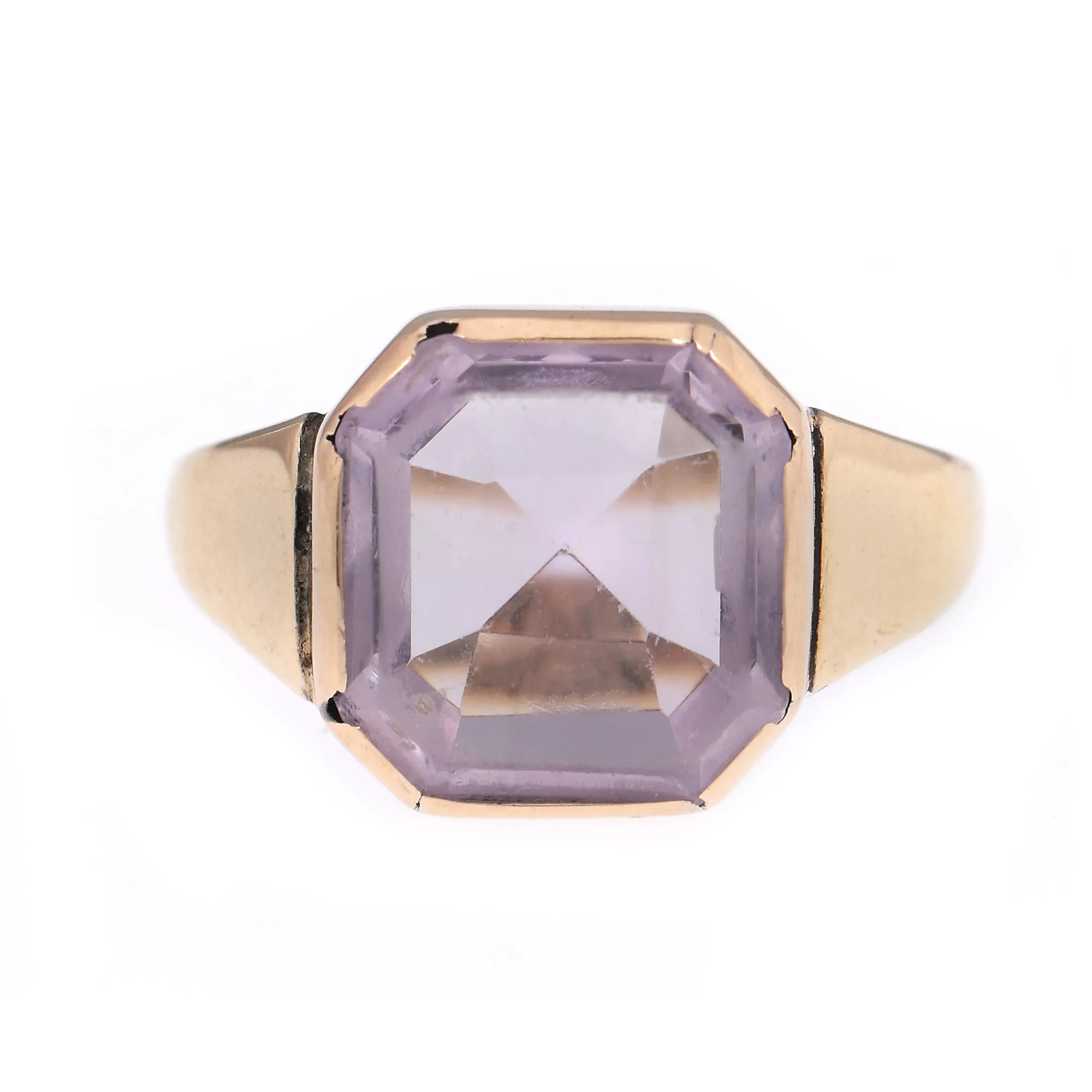 Gold ring, decorated with amethyst