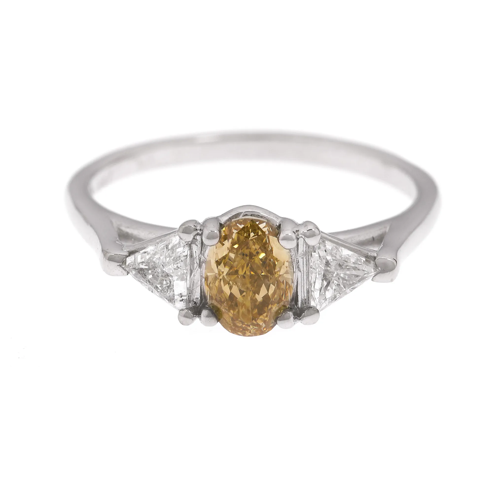 Inel din aur alb, ornat cu diamant yellow și două diamante triunghiulare alăturate