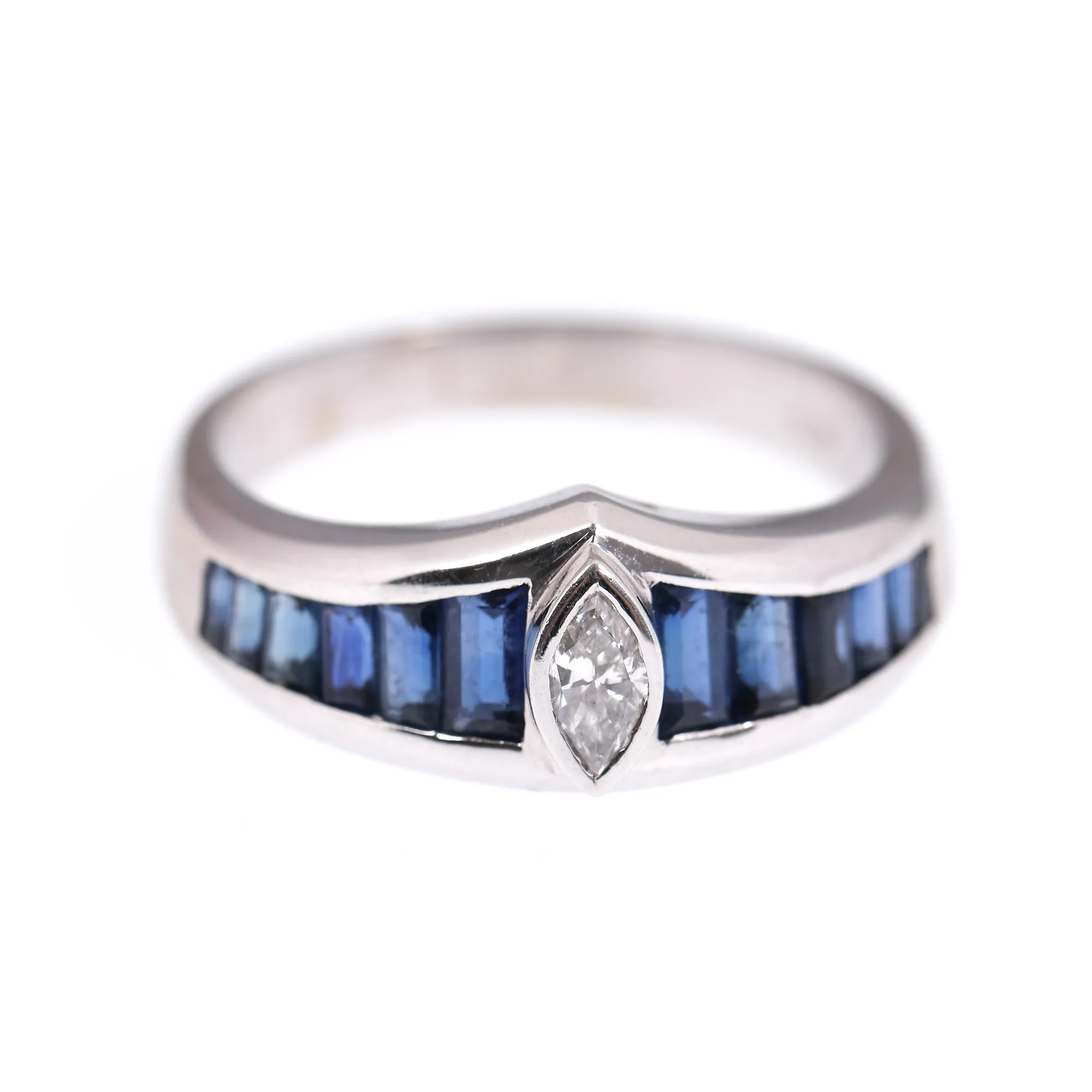 White gold ring, decorated with diamond and side-by-side sapphires