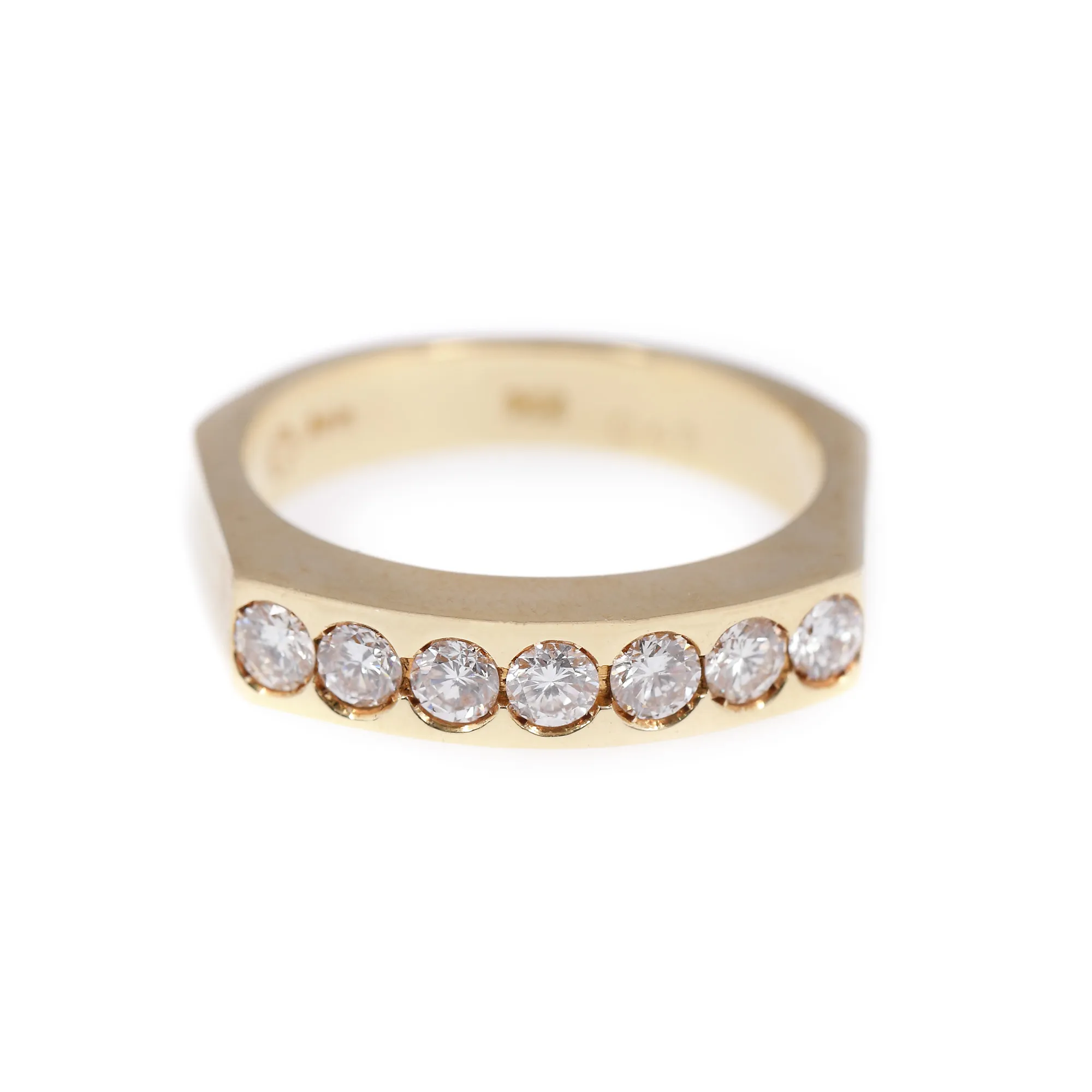 Gold ring, adorned with seven diamonds