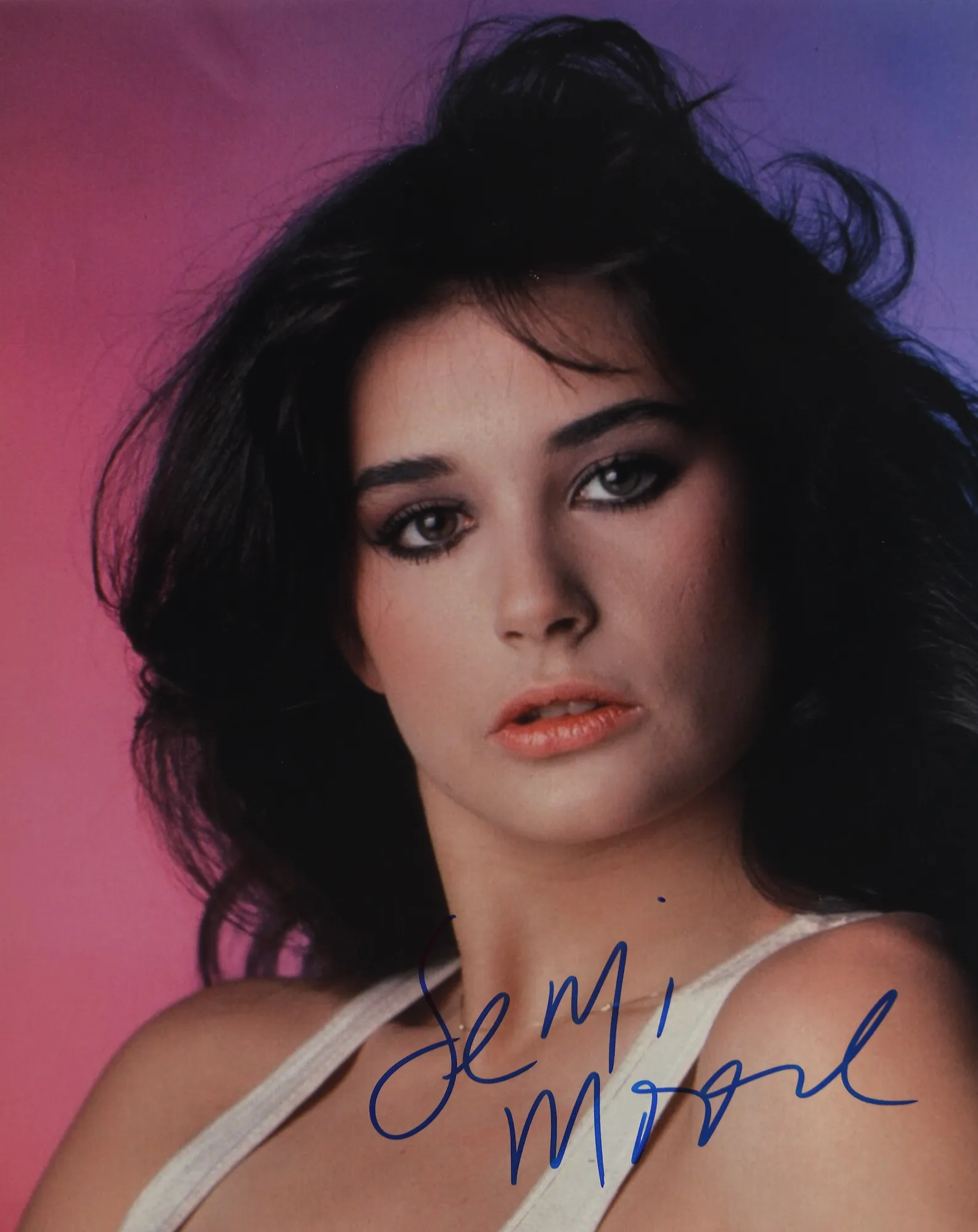Fotografie ilustrând-o pe Demi Moore, cu semnătura olografă a actriței, însoțită de certificatul de autenticitate
