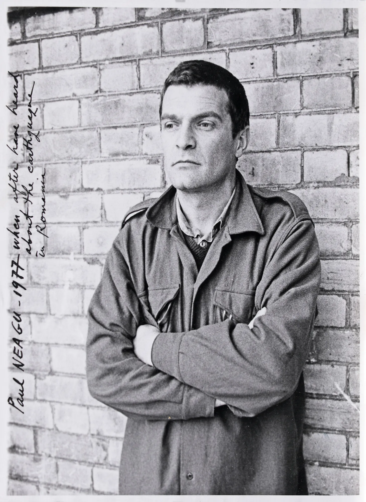 Fotografie a lui Paul Neagu, cu adnotări olografe, reprezentându-l pe artist comemorând public cutremurul din 1977, provine din arhiva personală a lui Paul Neagu