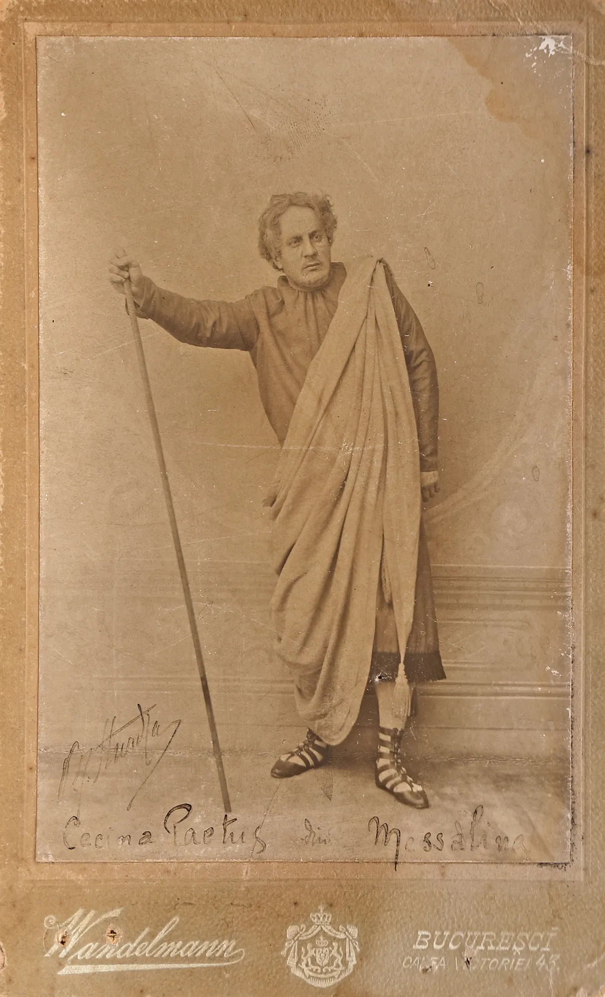 Fotografie ilustrându-l pe  Petre I. Sturdza, în rolul lui Caecina Paetus din piesa de teatru ”Mesalina”, atelier Wandelmann, București, sfârșitul sec. XIX, cu semnătura olografă a actorului