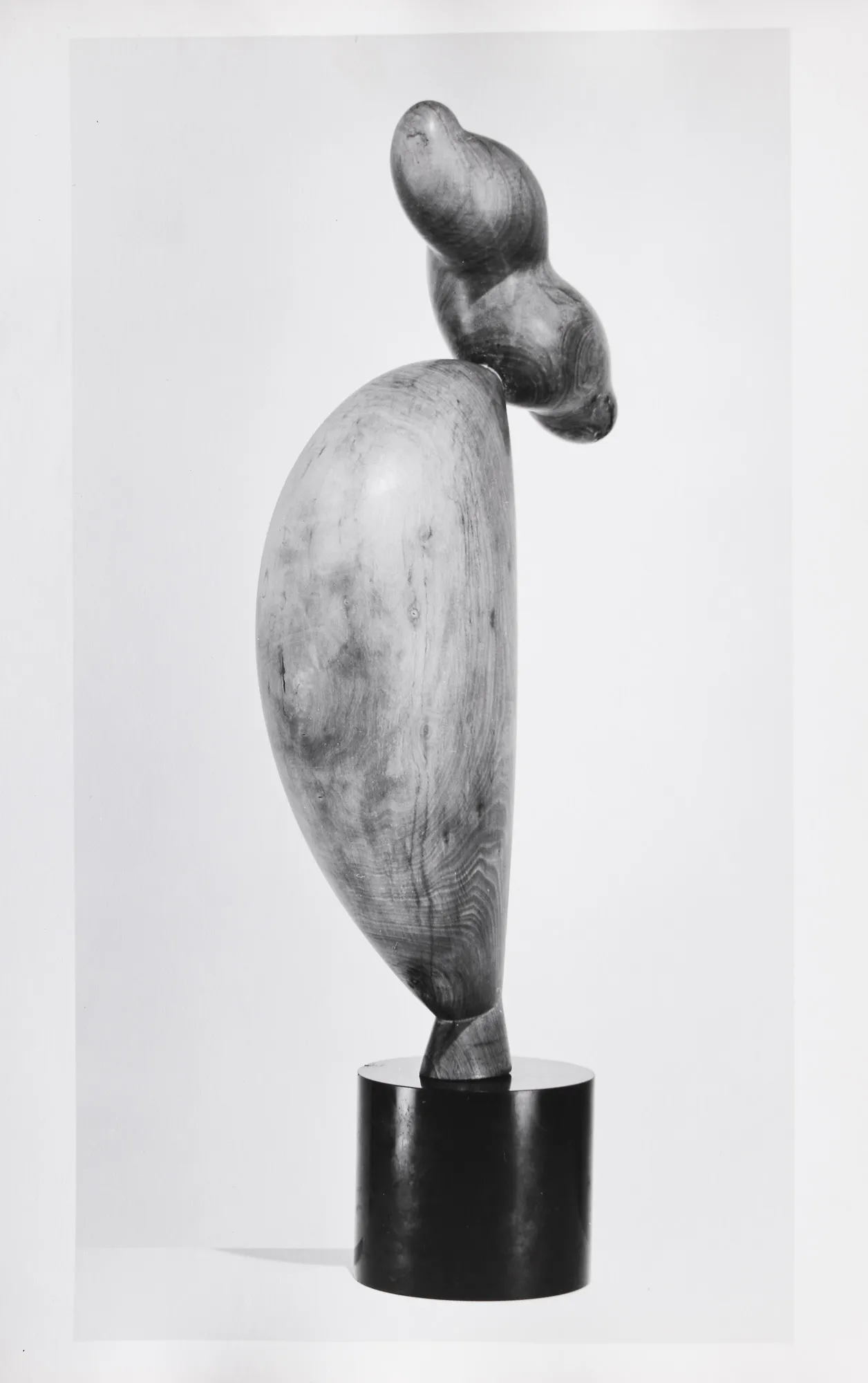 "Sophisticated Young Lady or Portrait of N.C. (Nancy Cunard)", sculptură de Constantin Brâncuși, fotografie inedită realizată pentru The Solomon R. Guggenheim Museum, New York, 1955