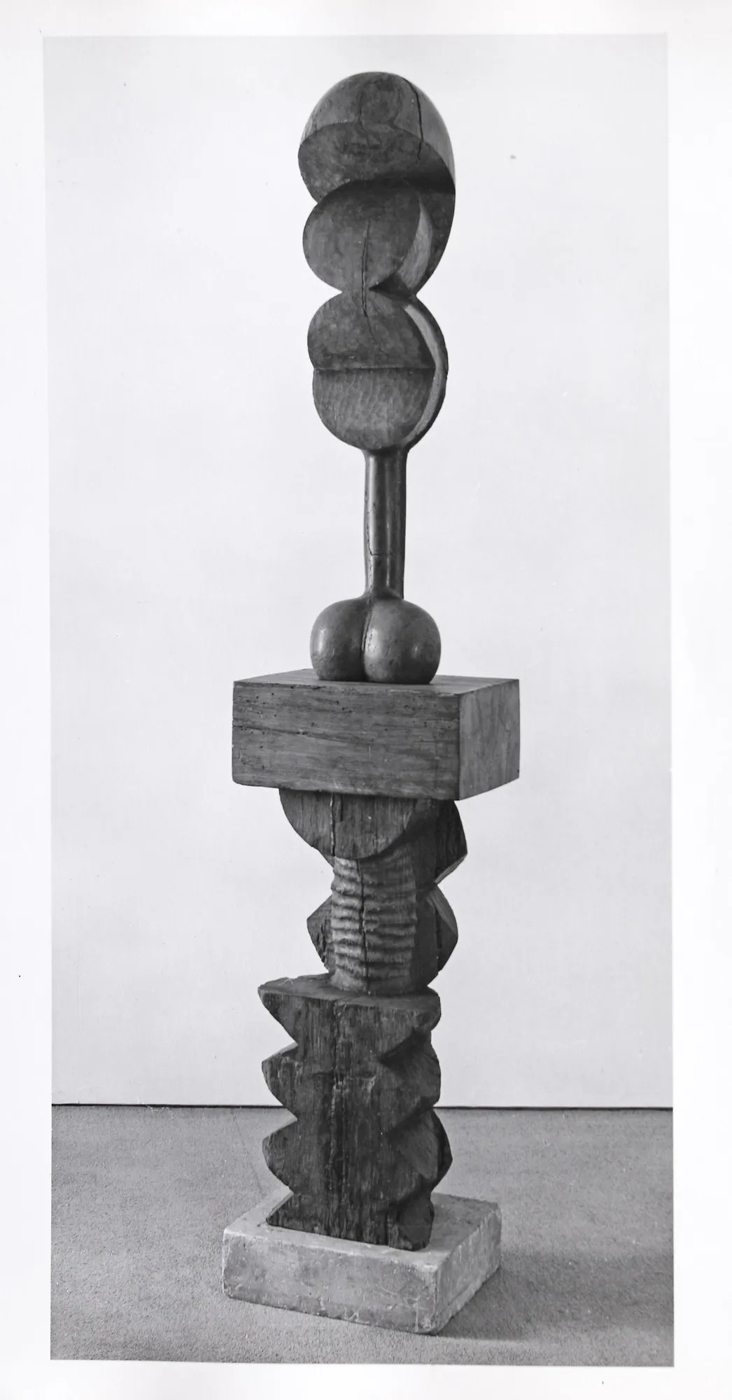 "Adam și Eva", sculptură de Constantin Brâncuși, fotografie inedită realizată pentru The Solomon R. Guggenheim Museum, New York, 1955