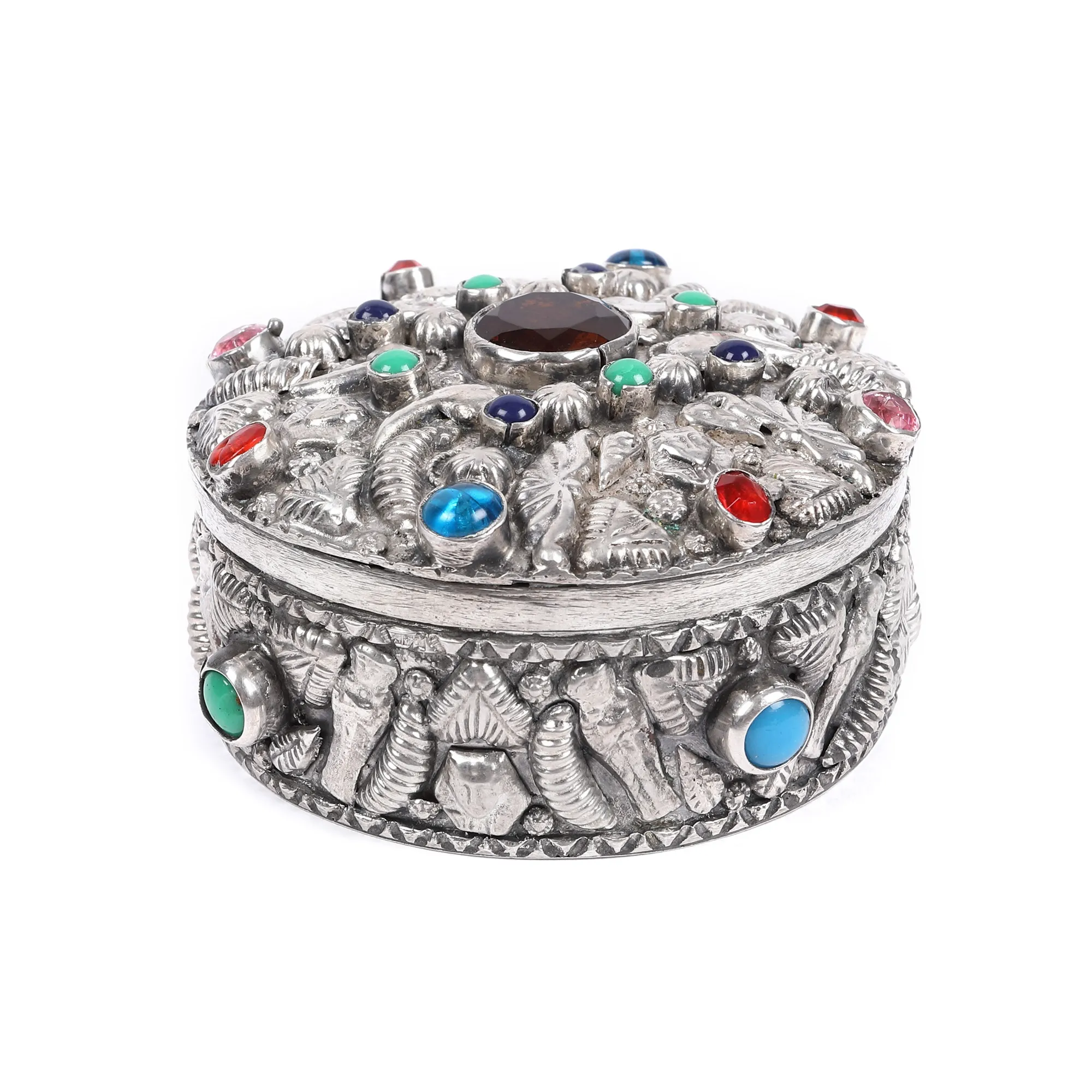 Art Deco silver box with lid, in Egyptian Revival style, decorated with stones and crystals, handcrafted with repoussé decoration, early 20th century