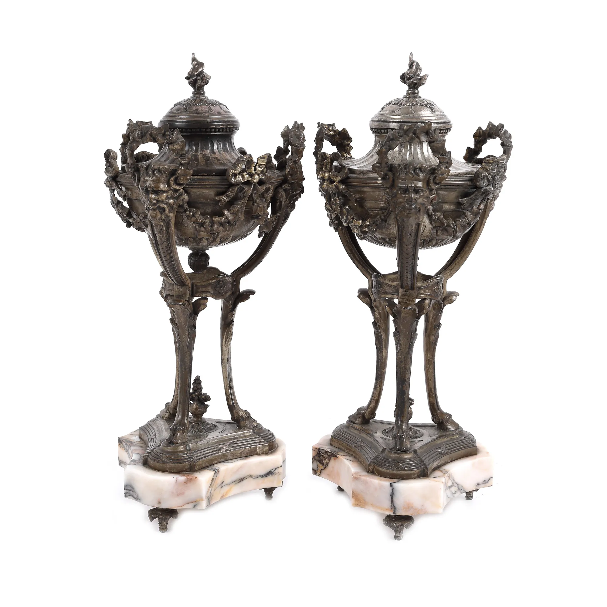 Pereche de urne decorative în manieră Neo-Clasică, decorată cu chipuri de satiri și ghirlande de flori, cu soclu din marmură, sfârșitul sec. XIX