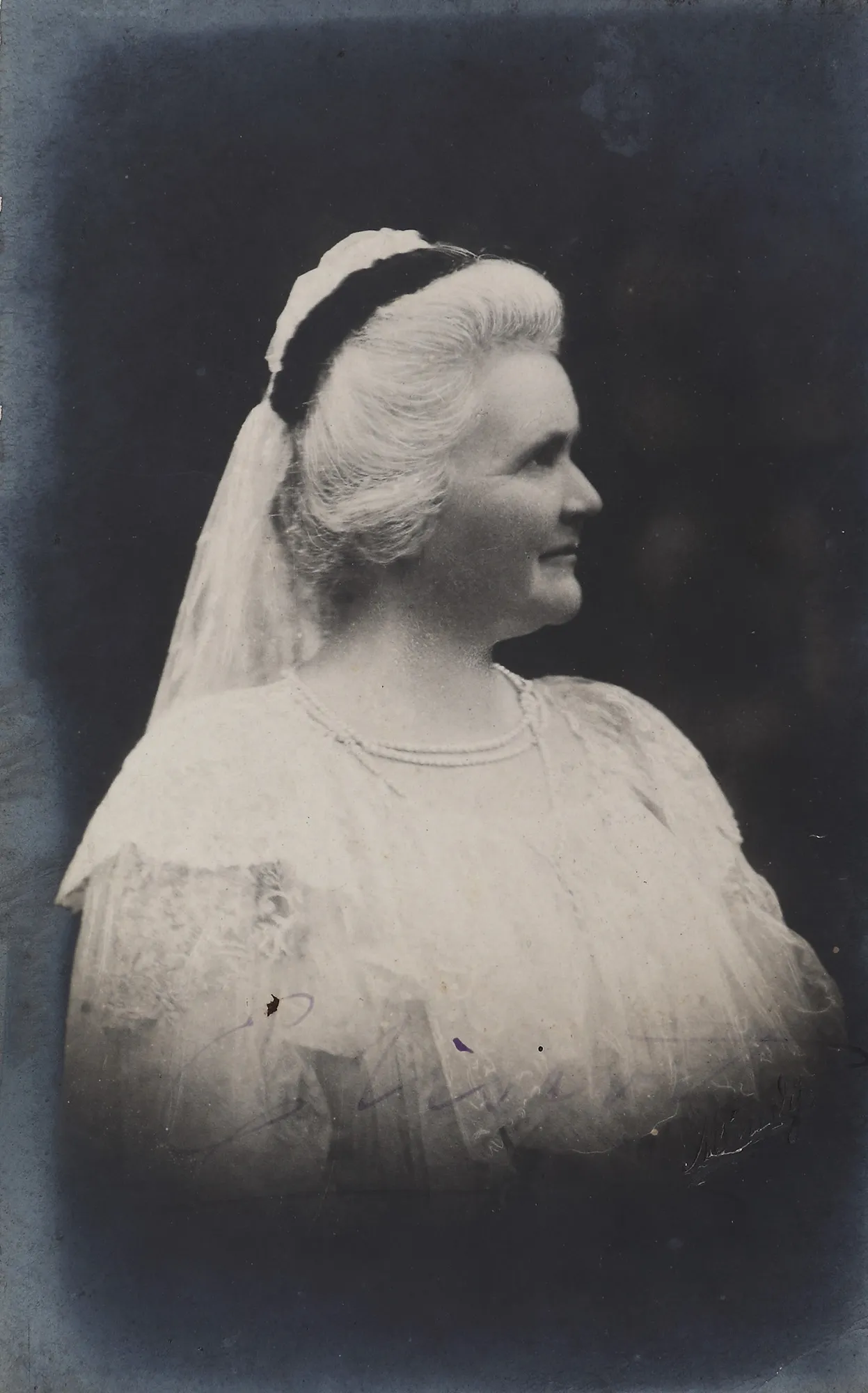 Carte poștală ilustrând-o pe Regina Elisabeta, cu înscris olograf în limba germană și semnătura "Mama Regina", cca. 1906
