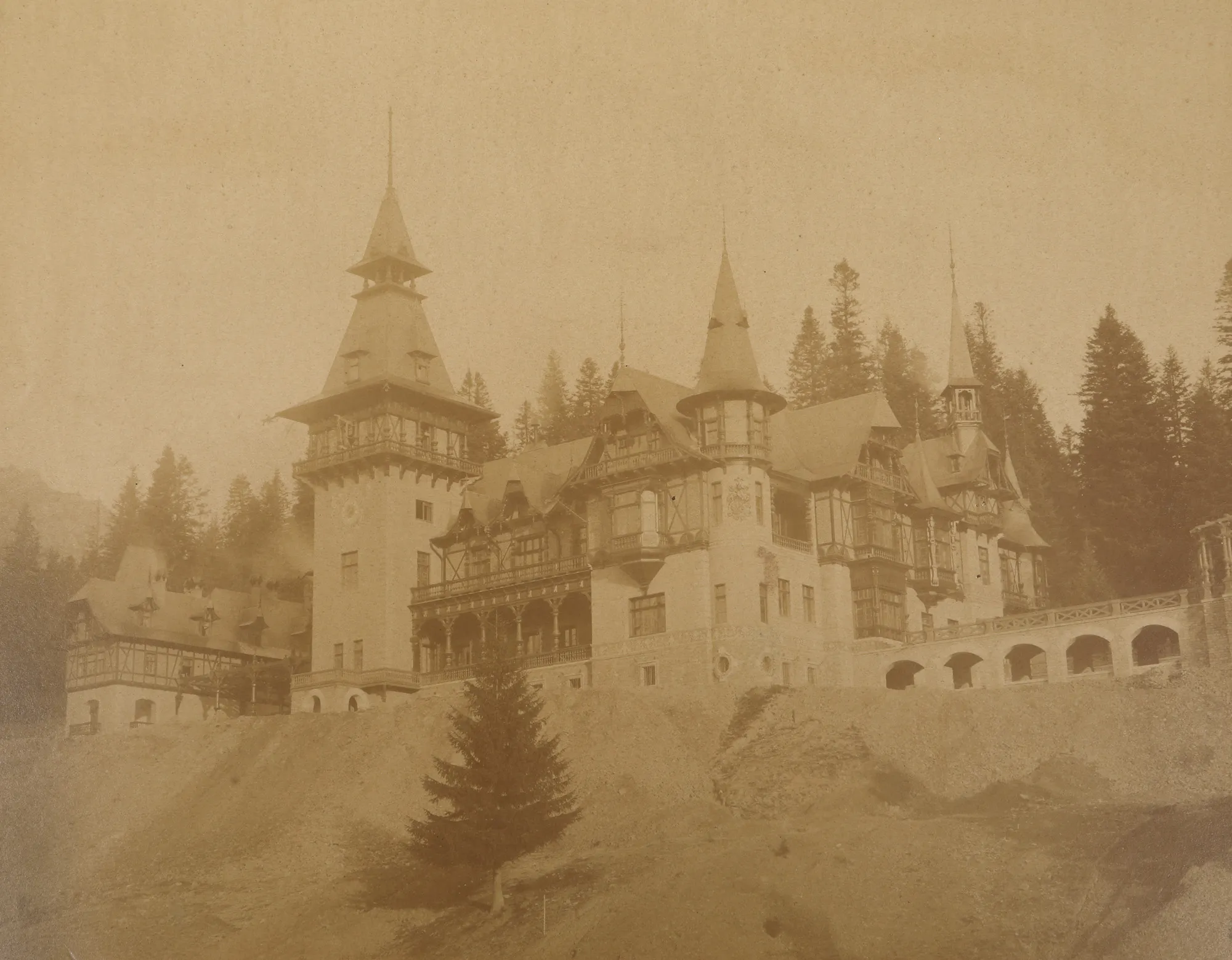 Fotografie ilustrând Castelul Peleș, Sinaia, cca. 1915