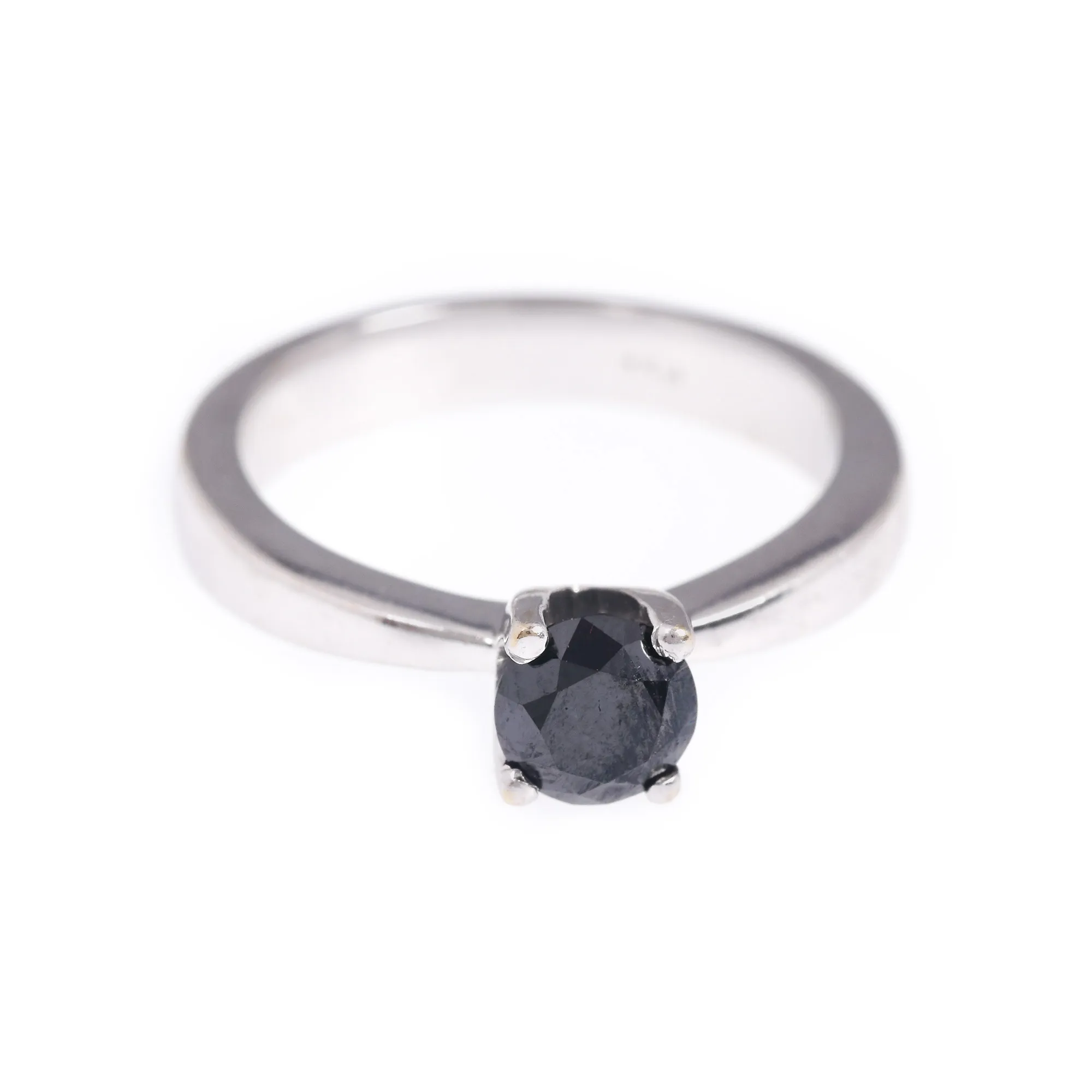 Ring, white gold, decorated with black solitaire diamond