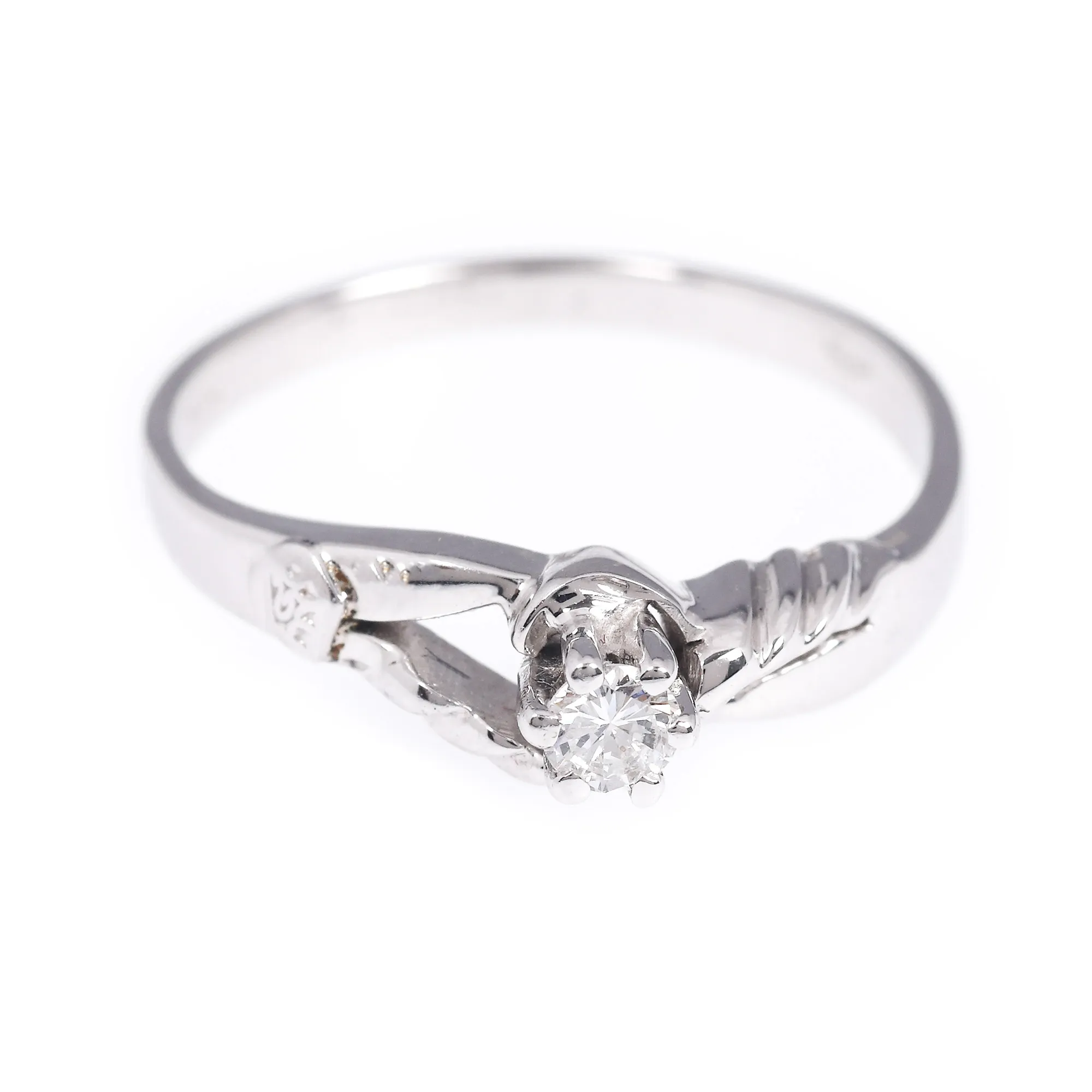 Inel din aur alb, decorat cu diamante solitaire