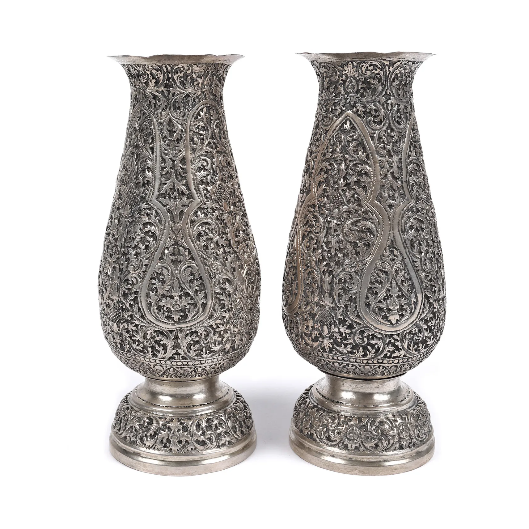 Pereche de vase cu bogat decor vegetal