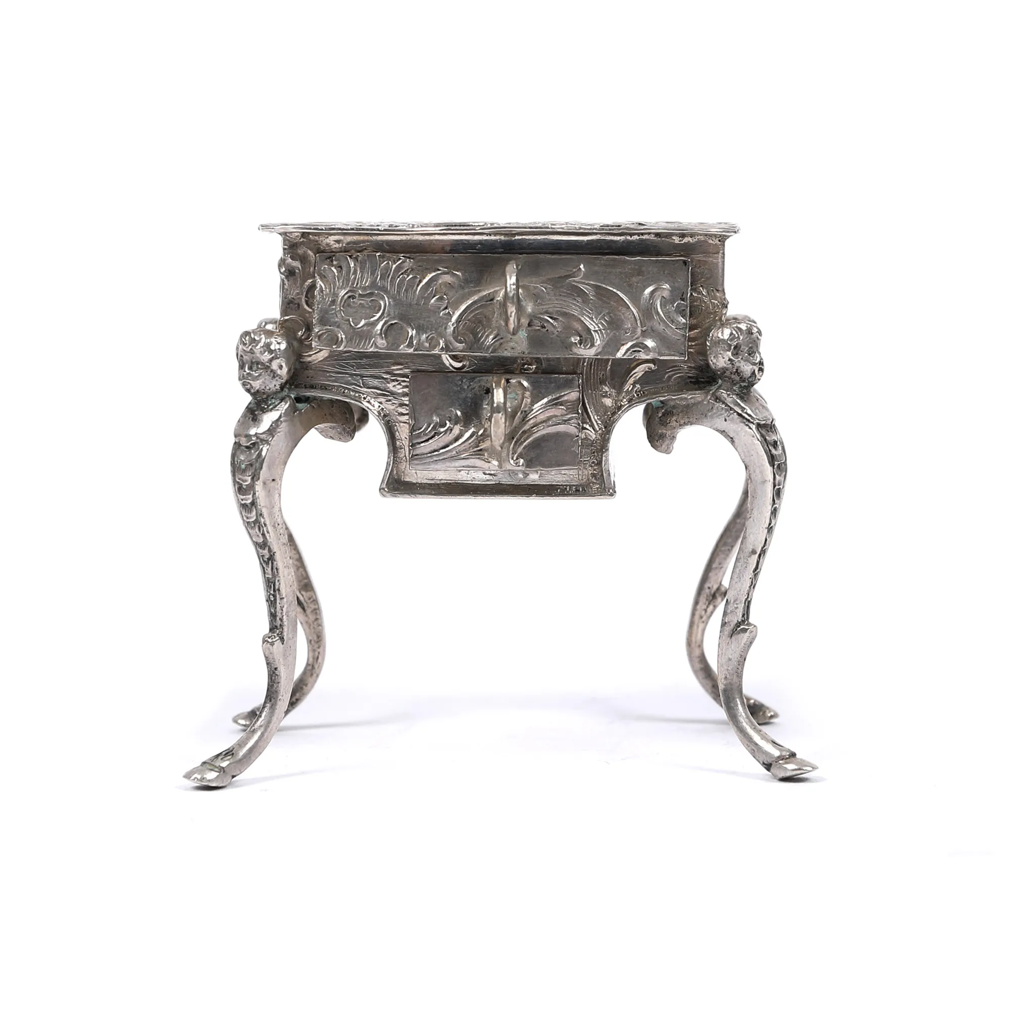 Piesă decorativă din argint, în forma unei comode cu sertare mobile, meșter Simon Rosenau, cca. 1860-1870, provine din colecția Garabet Avachian 