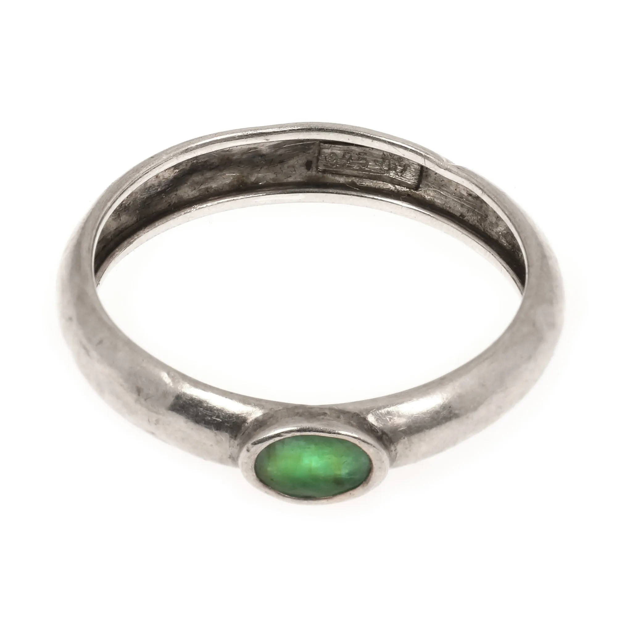 Silver ring decorated with emerald