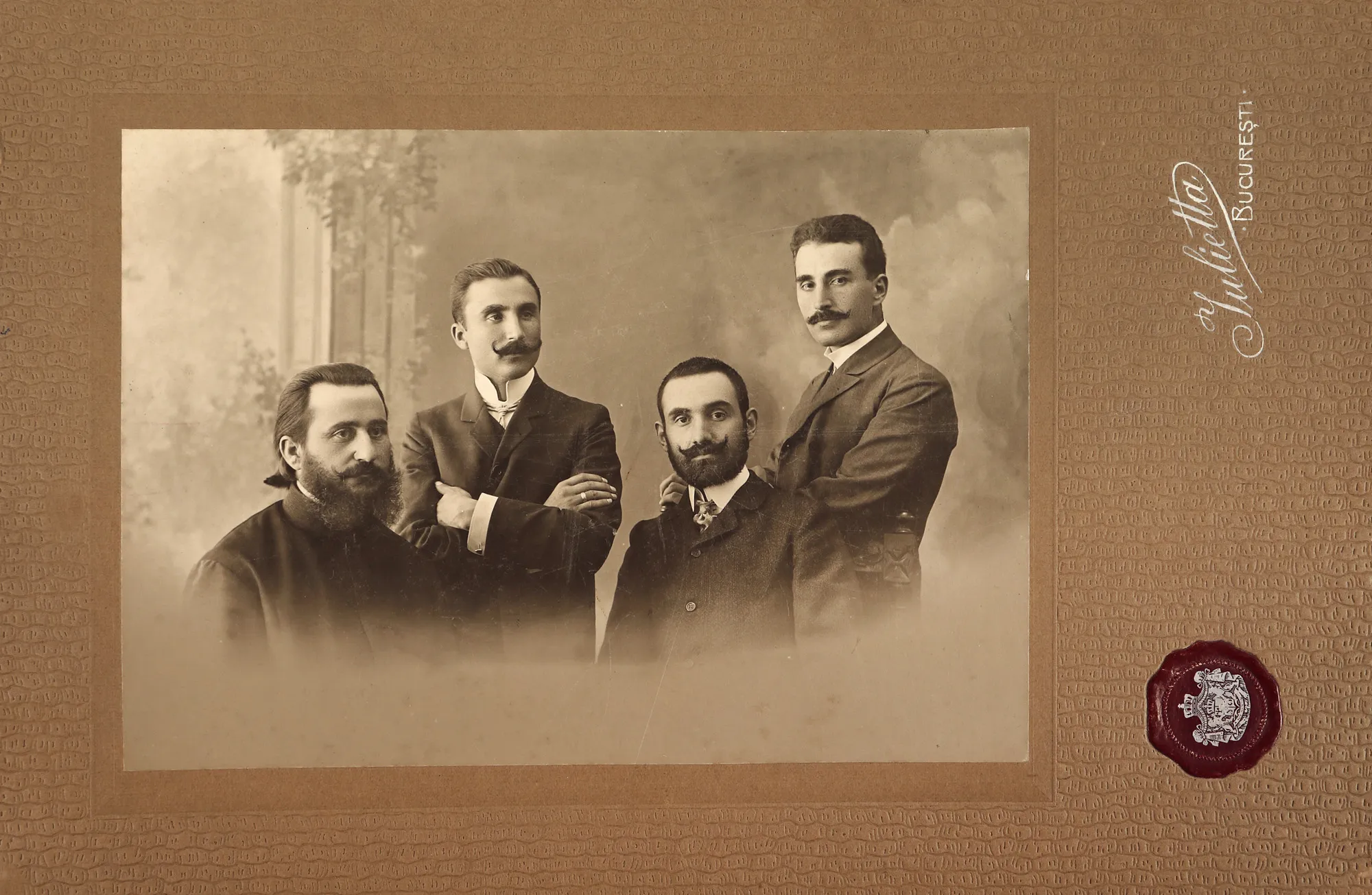 Fotografie ilustrându-l pe Gala Galaction în tinerețe, începutul sec. XX, atelier fotografic Julieta, București, provine din colecția istorică Șerban Țuculescu-Maria Galaction