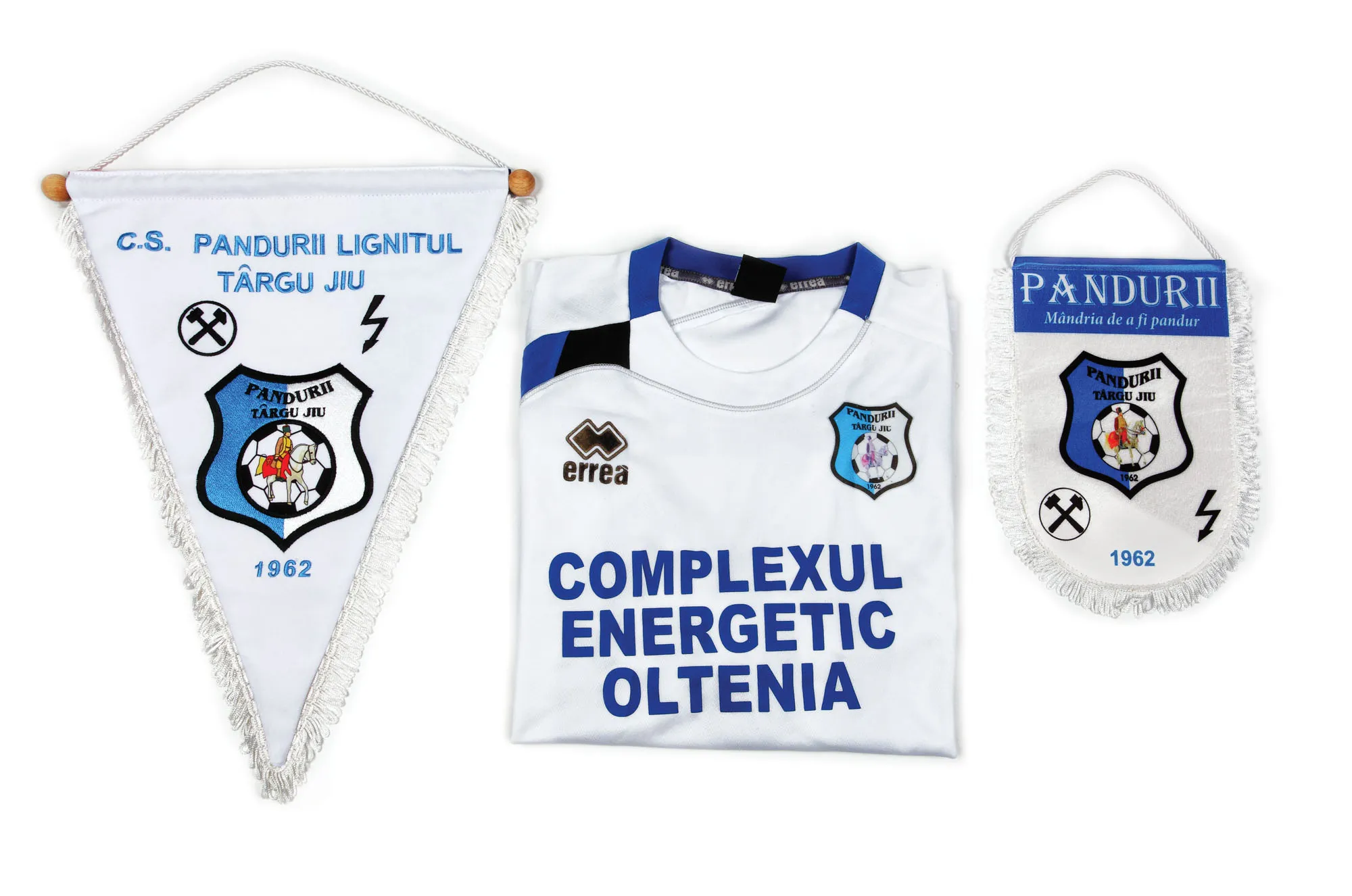 Lot consisting of a jersey and two pennants of the Pandurii Târgu Jiu football team, the jersey being inscribed with the number 10