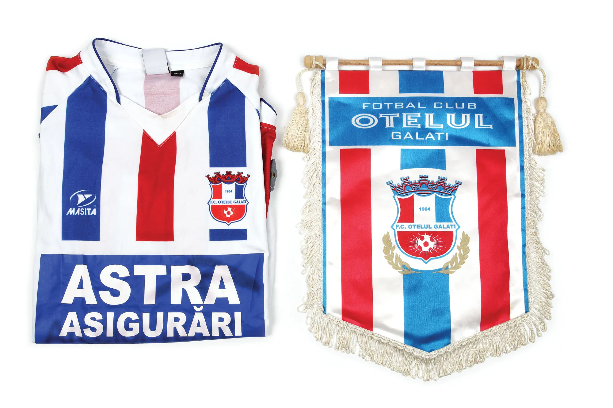 Lot format din tricou și fanion ale echipei de fotbal Oțelul Galați, tricoul fiind inscripționat cu numărul 11