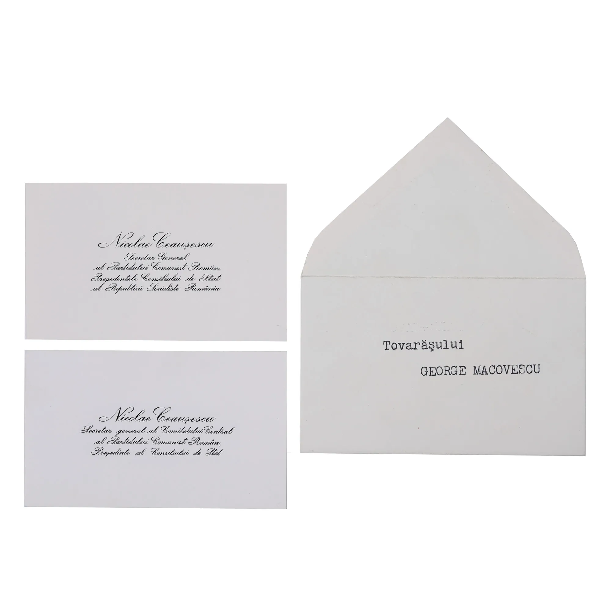 Lot format din două cărți de vizită trimise de Nicolae Ceaușescu, cu un mesaj de mulțumire către George Macovescu, însoțite de plicul original, provin din colecția fostului Ministru de Externe George Macovescu, cca. 1976