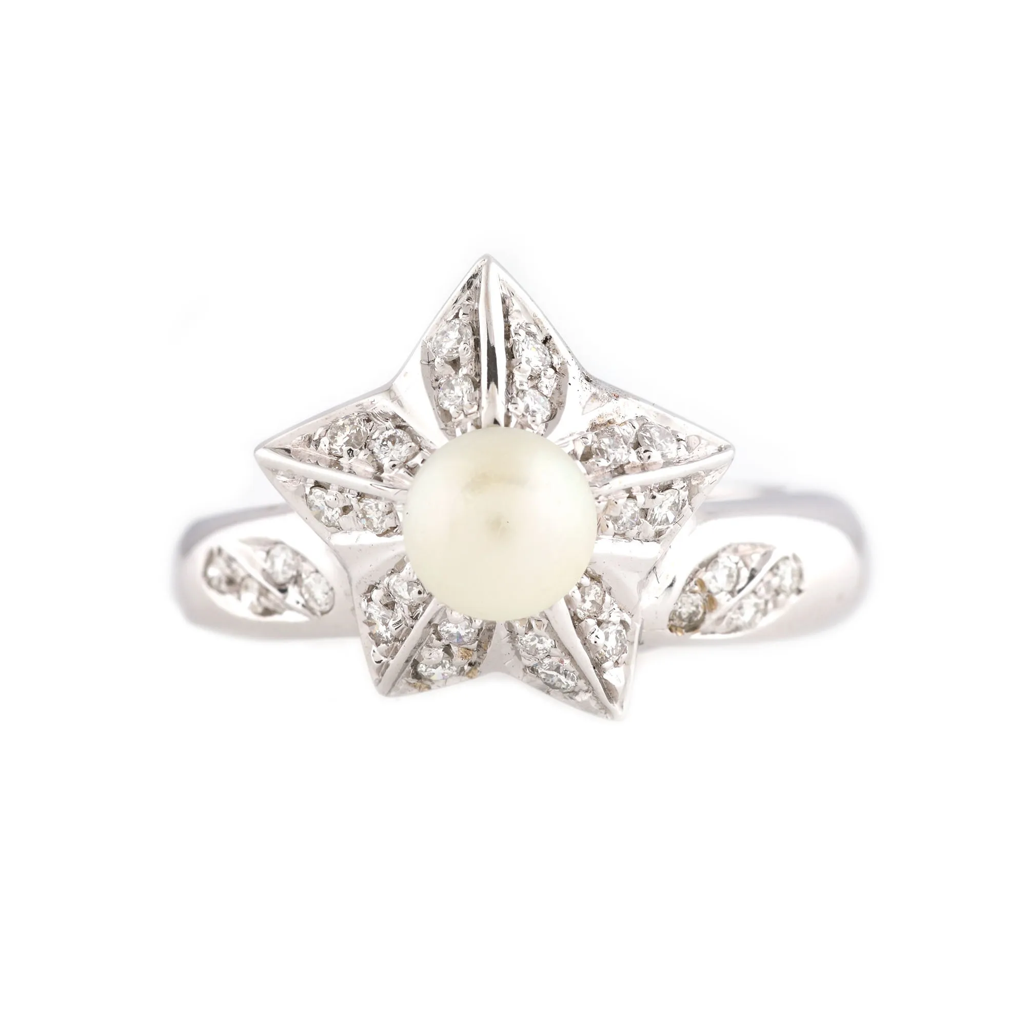 White gold ring decorated with pearl and diamonds
