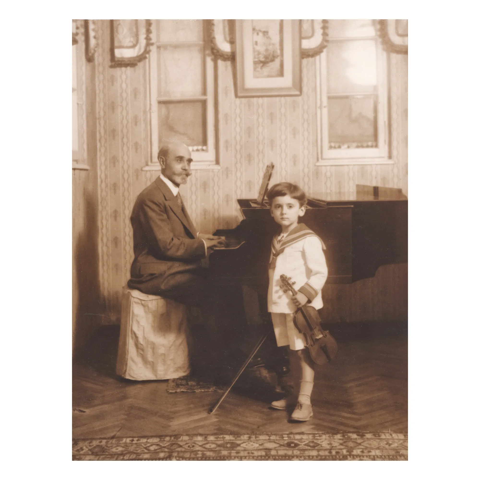 Fotografie ilustrându-l pe Dinu Lipatti copil, atelier fotografic E.T. Lonyai, realizată după clișeul lui Franz Mandy, Govora, cca. 1923