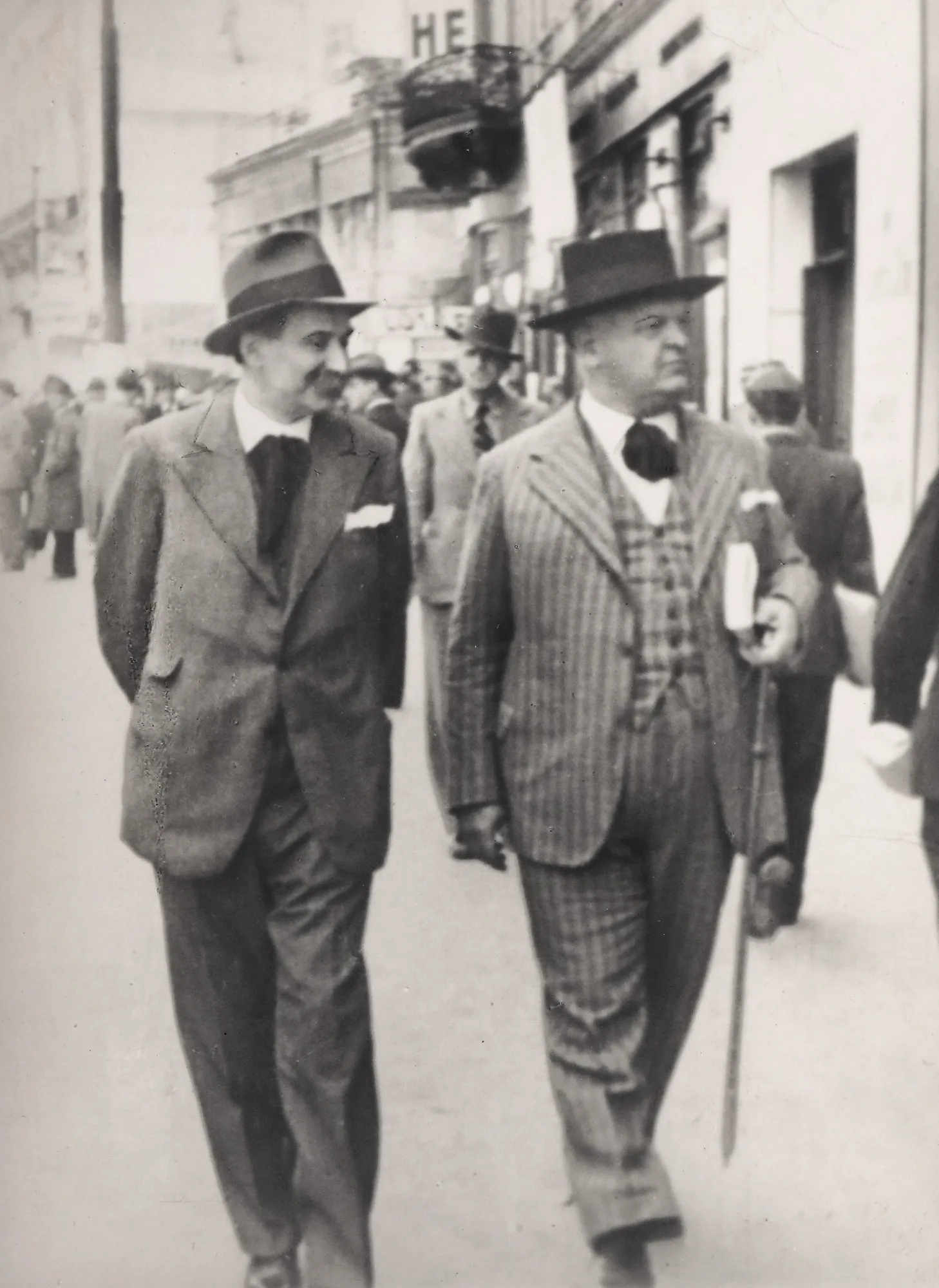 Fotografie ilustrându-l pe Mihail Sadoveanu într-o plimbare pe Calea Victoriei din București, cca. 1930
