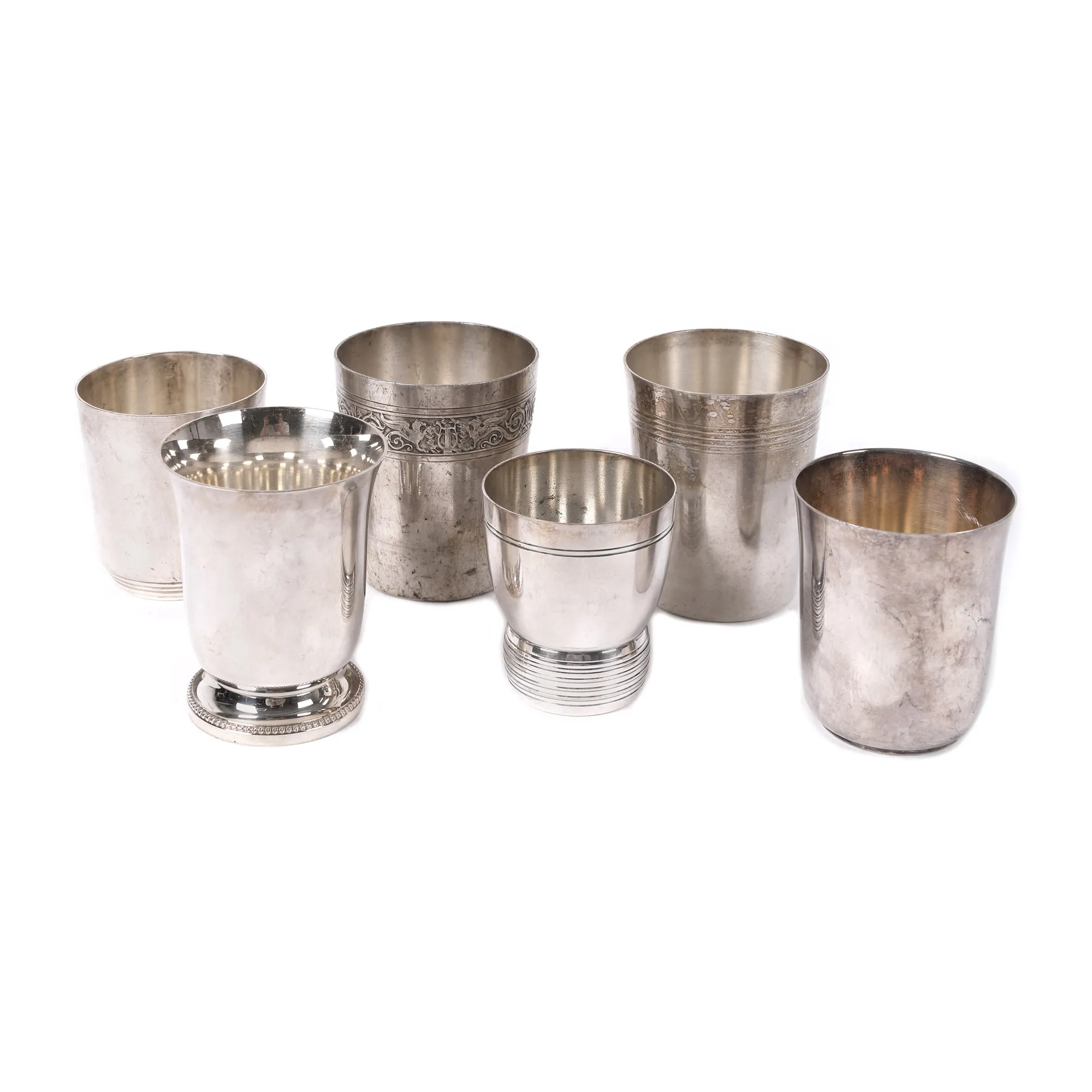 Set de șase pahare argintate, cu decor divers