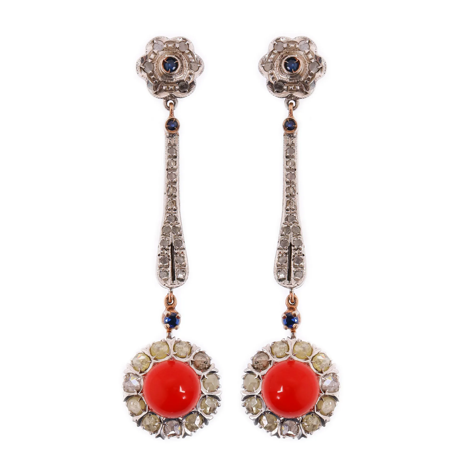 Pereche de cercei din aur roz și argint, decorată cu diamante, safire și coral, începutul sec. XX